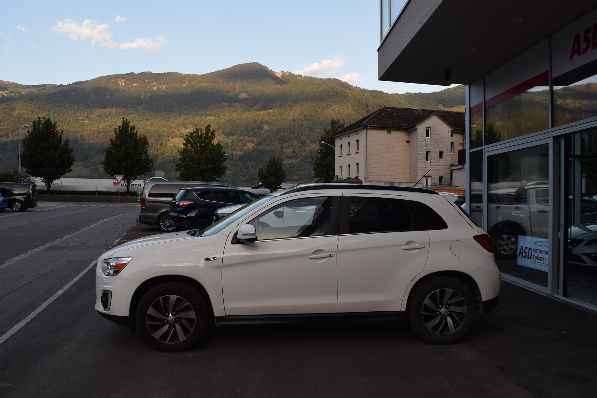 MITSUBISHI ASX 1.8 DID Celebration 300K 4WD-showroom-element-3