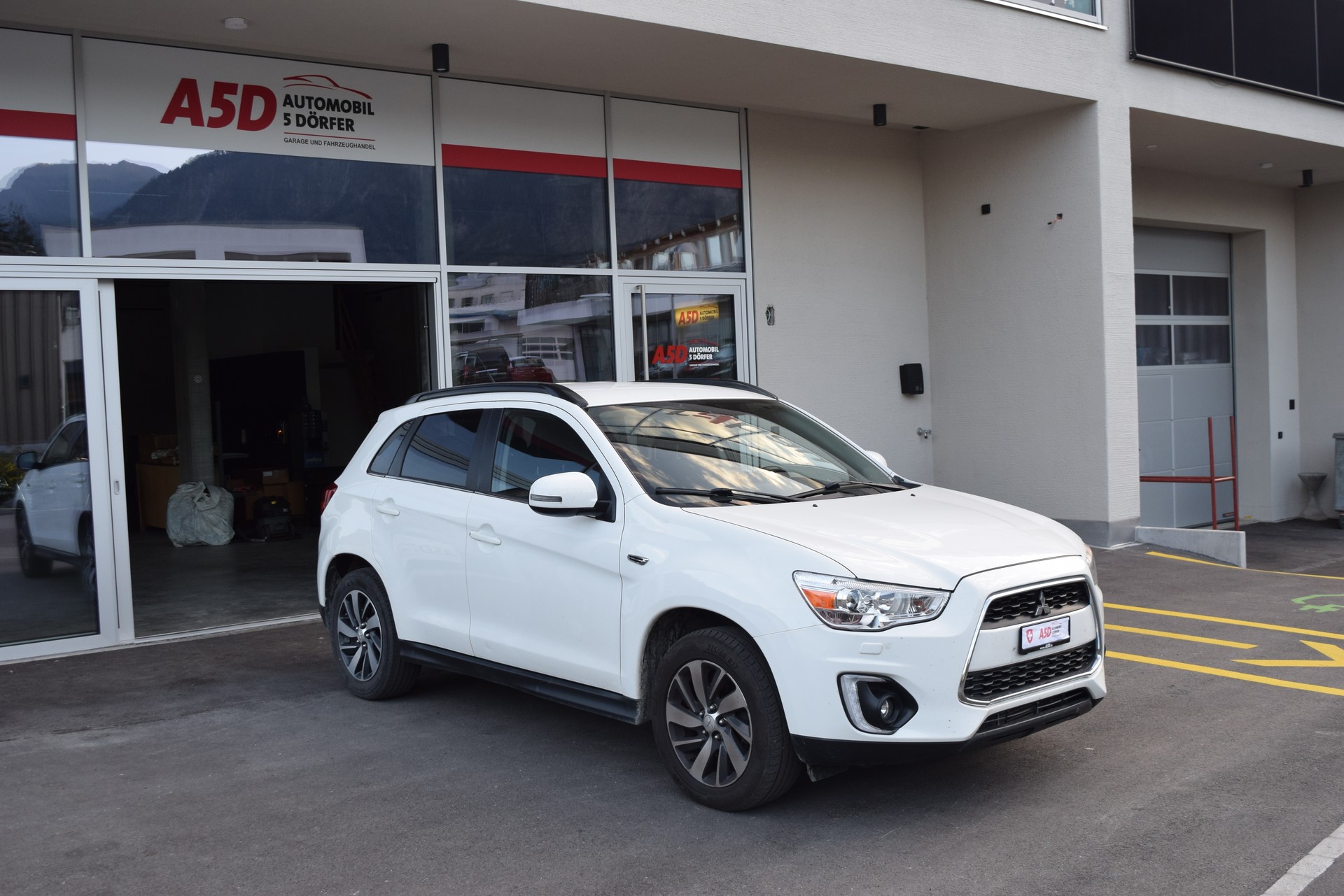 MITSUBISHI ASX 1.8 DID Celebration 300K 4WD-showroom-element-2