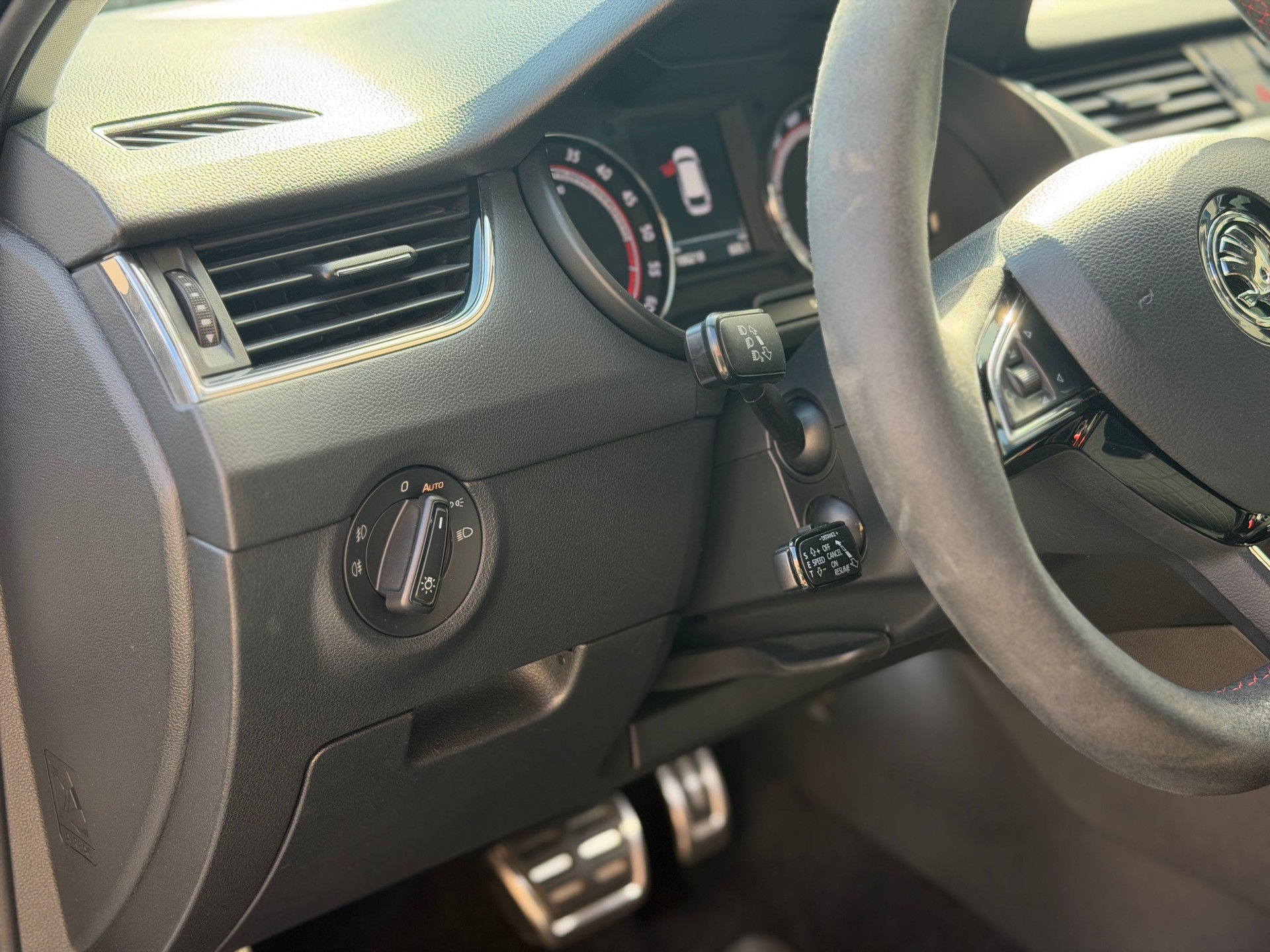 SKODA Octavia Combi 2.0 TDI RS 4x4 DSG-image-12
