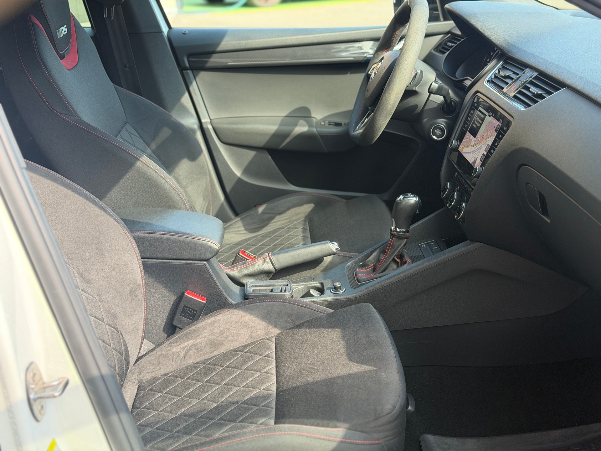 SKODA Octavia Combi 2.0 TDI RS 4x4 DSG-image-26