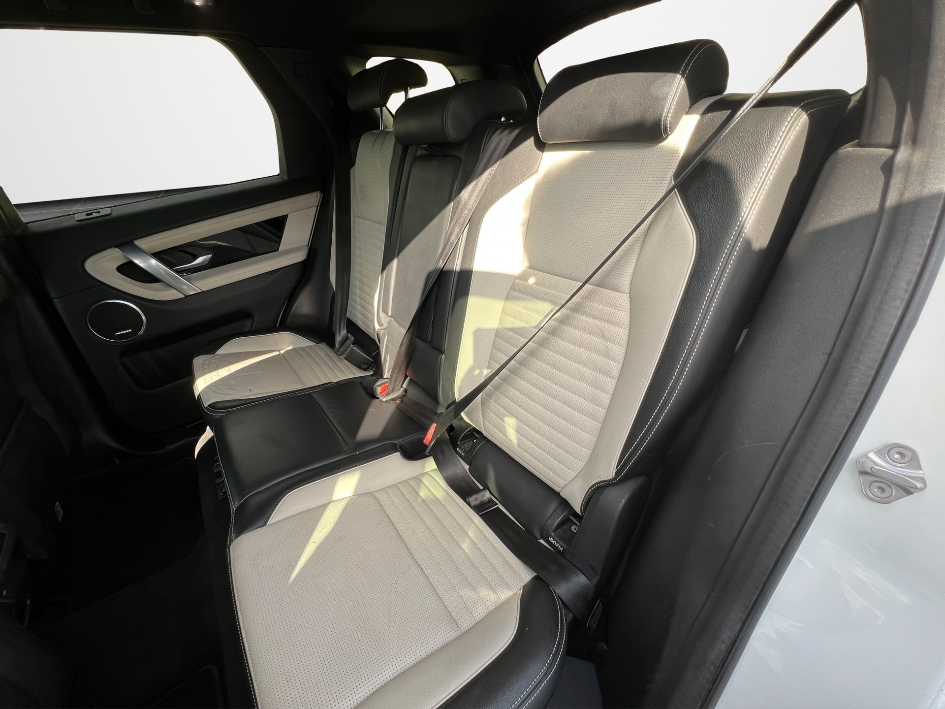 LAND ROVER Discovery Sport 1.5 T 300e R-Dynamic-image-11