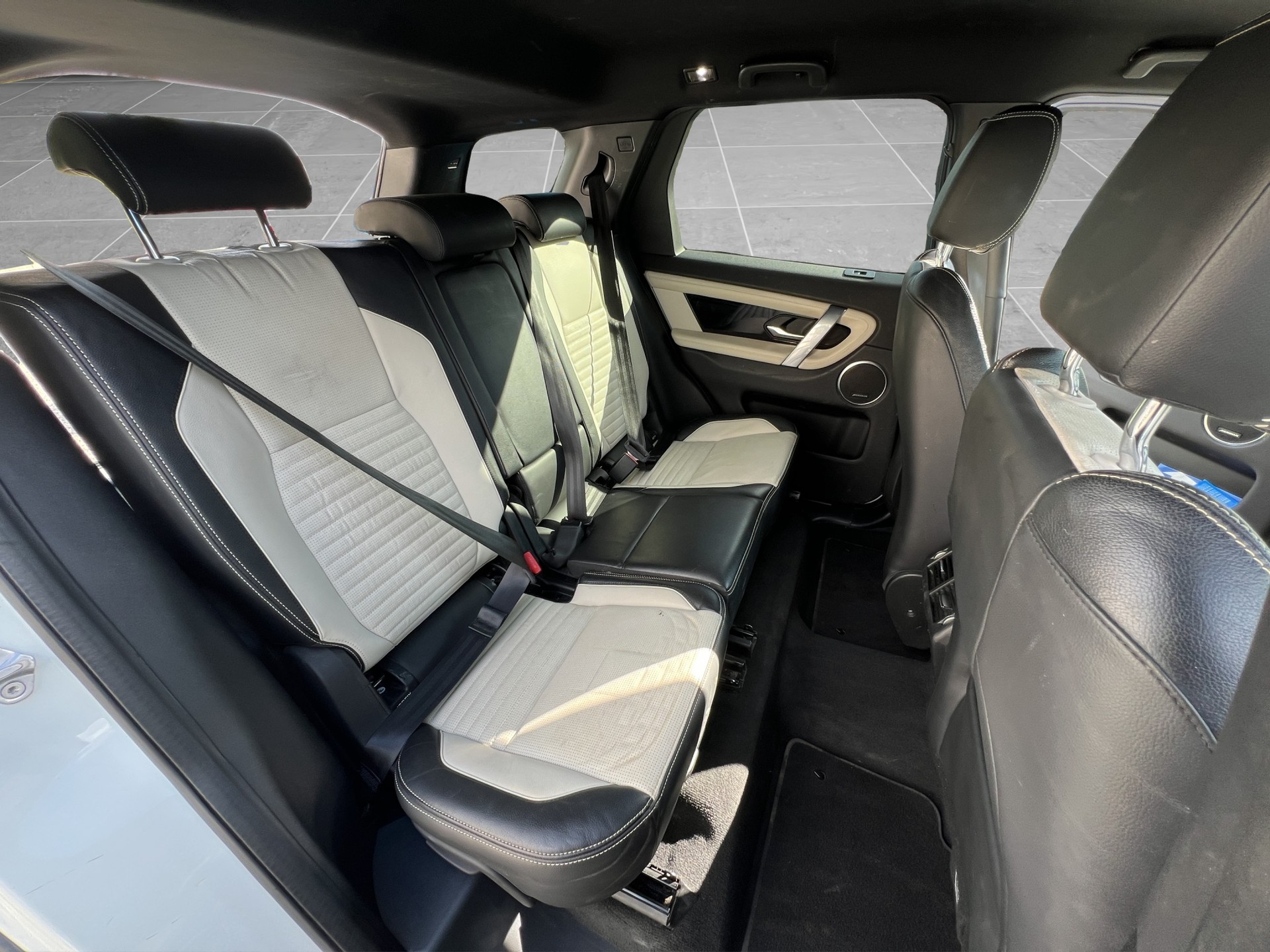 LAND ROVER Discovery Sport 1.5 T 300e R-Dynamic-image-14