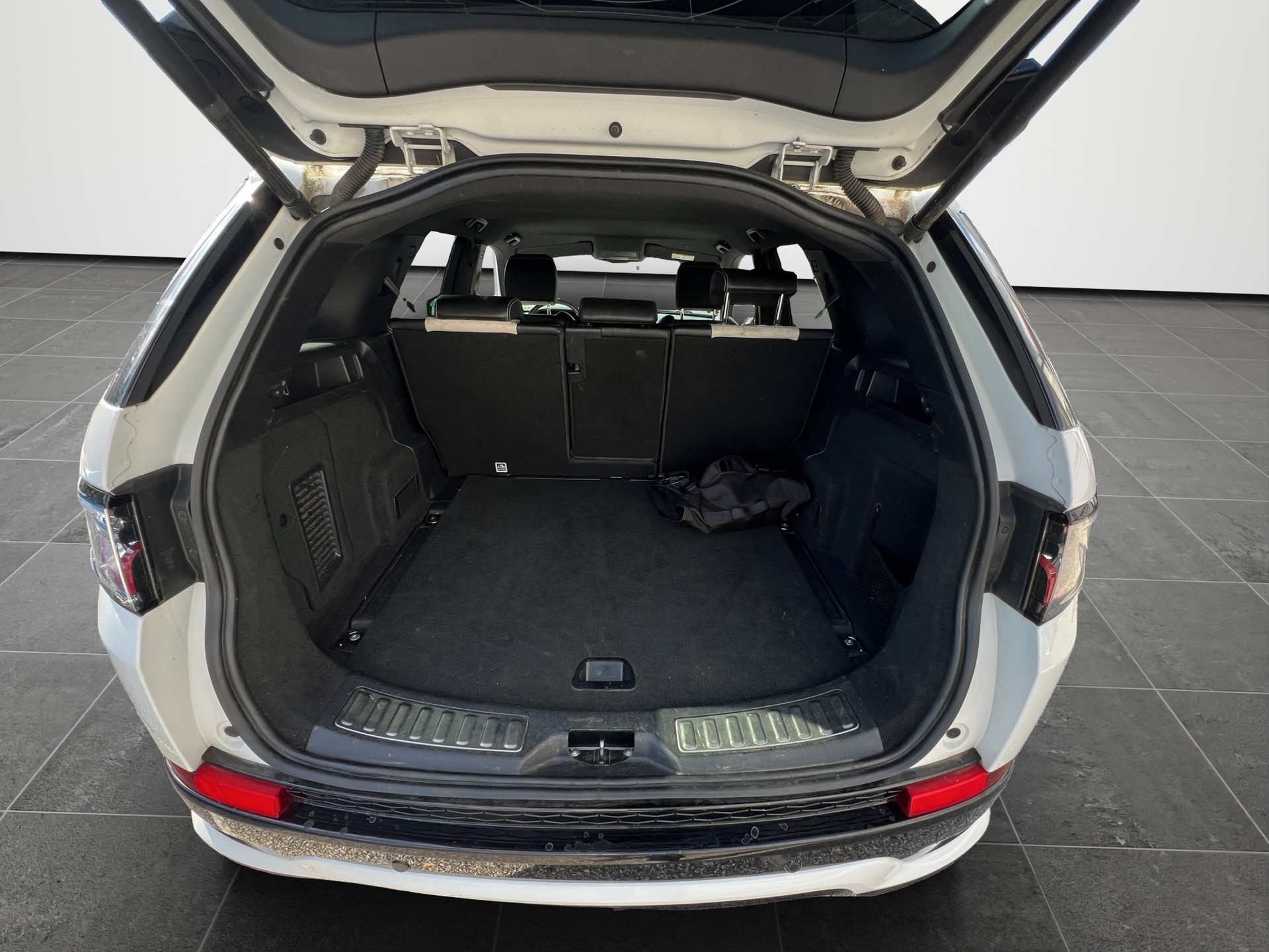 LAND ROVER Discovery Sport 1.5 T 300e R-Dynamic-image-15
