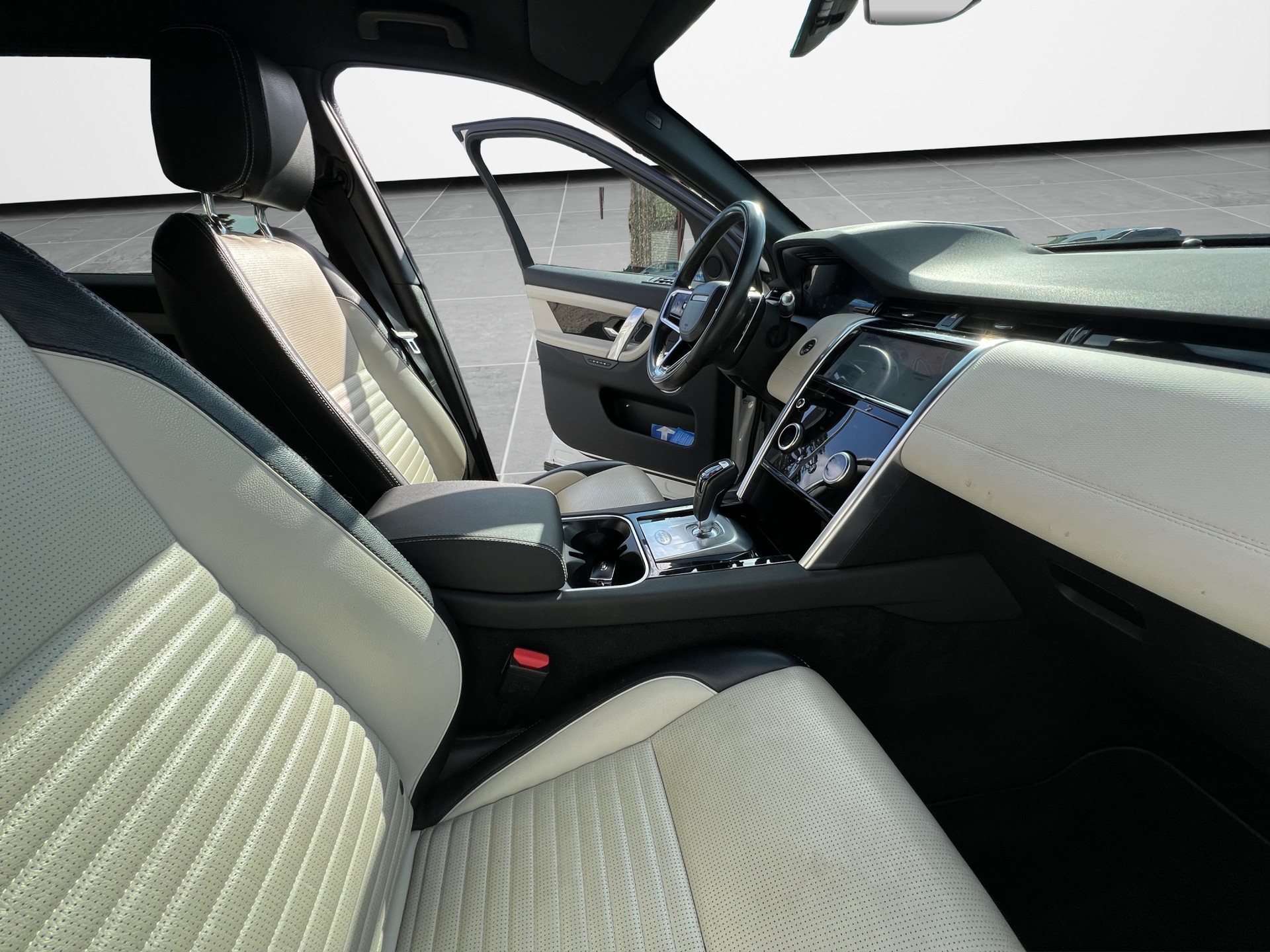 LAND ROVER Discovery Sport 1.5 T 300e R-Dynamic-image-13
