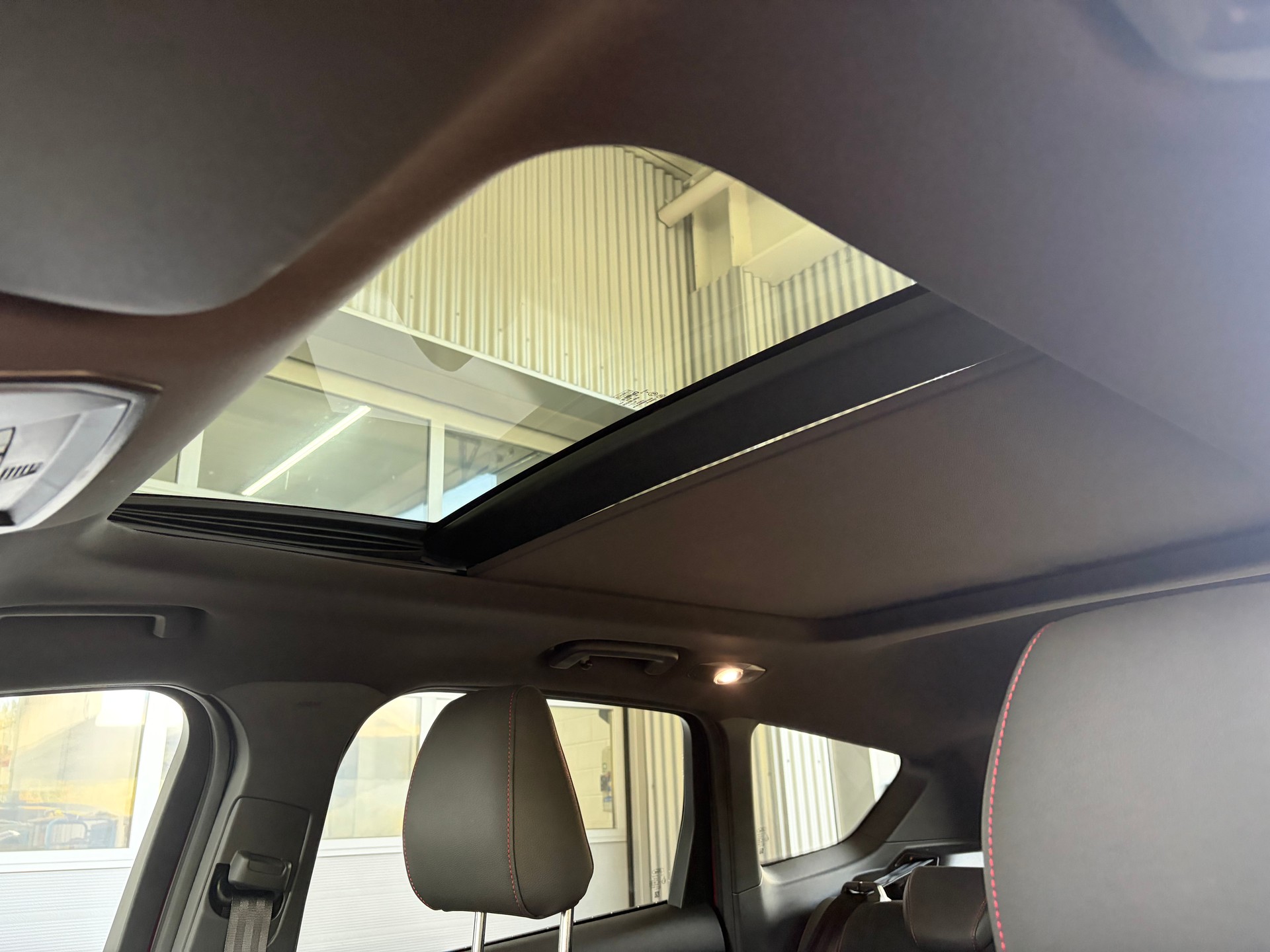 FORD Kuga 2.0 TDCi ST Line High 4WD PowerShift mit AHK-image-9