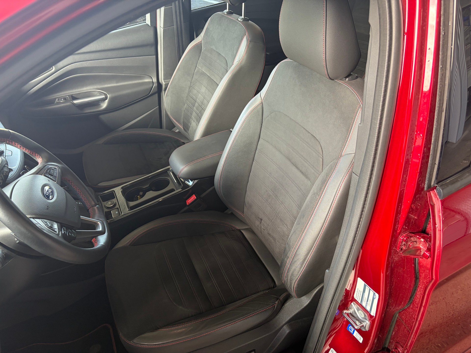 FORD Kuga 2.0 TDCi ST Line High 4WD PowerShift mit AHK-image-6