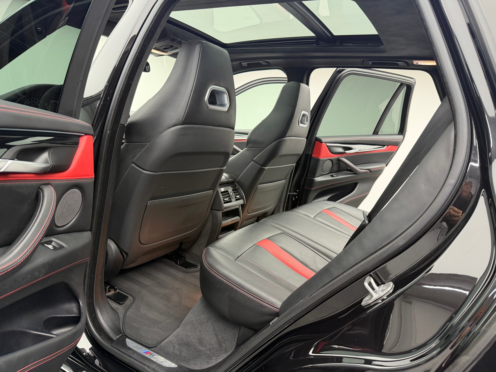 BMW X5M Edition Black Fire Steptronic / Akrapovic Abgasanlage / H&R Federn / 360° Kamera / Panoramadach / H&K Soundsystem-image-8
