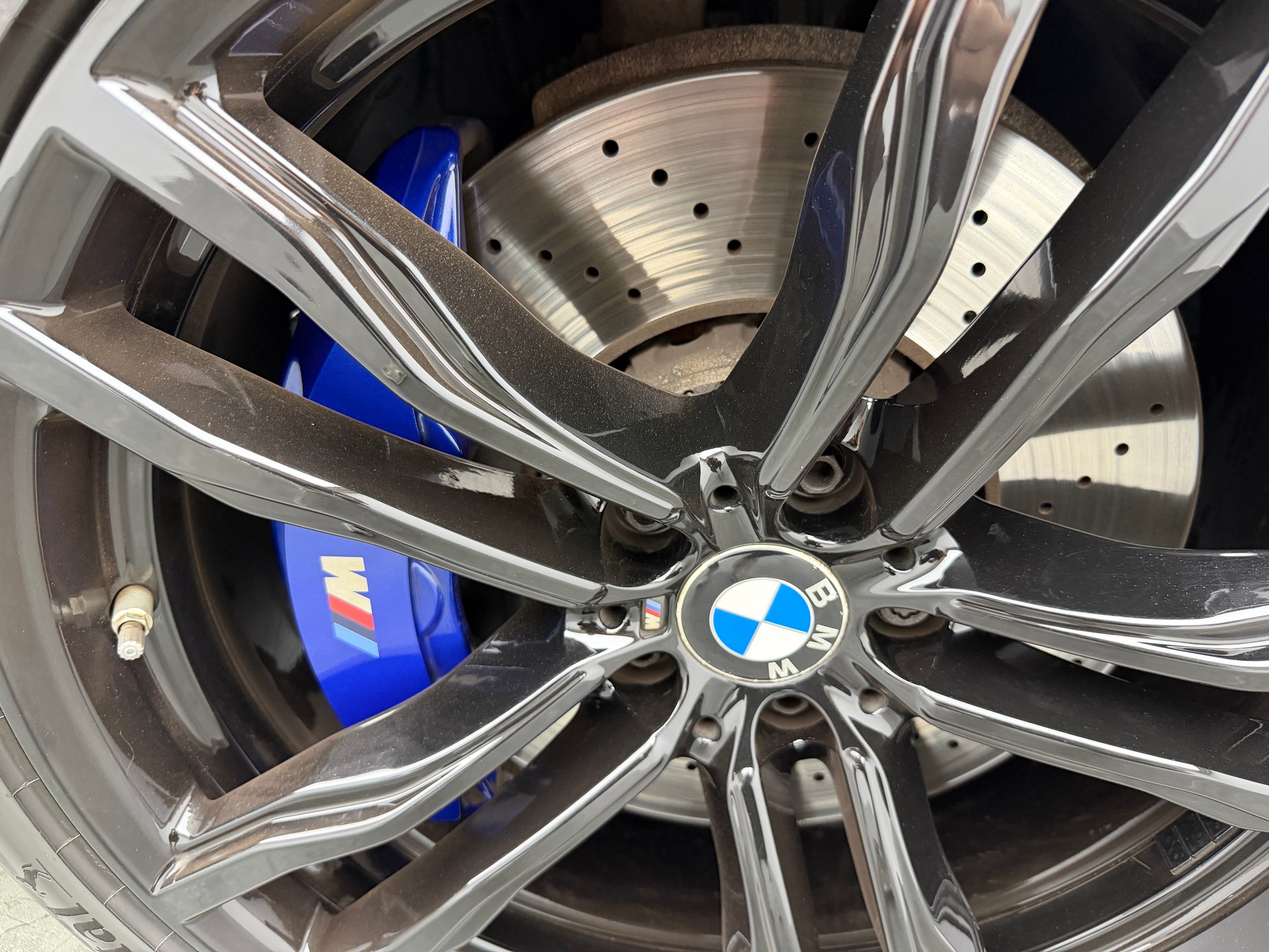 BMW X5M Edition Black Fire Steptronic / Akrapovic Abgasanlage / H&R Federn / 360° Kamera / Panoramadach / H&K Soundsystem-image-24