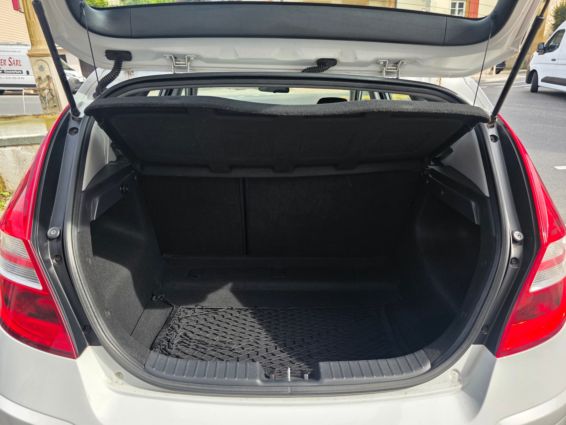 HYUNDAI i30 1.6 Swiss Plus Edition Automatic-image-10