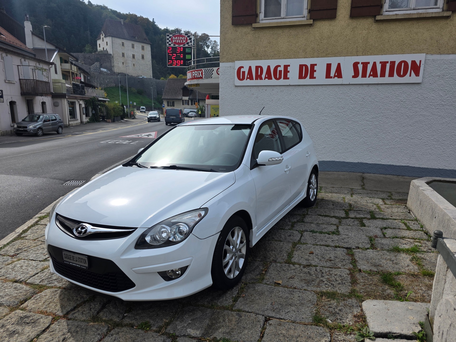 HYUNDAI i30 1.6 Swiss Plus Edition Automatic-image-0
