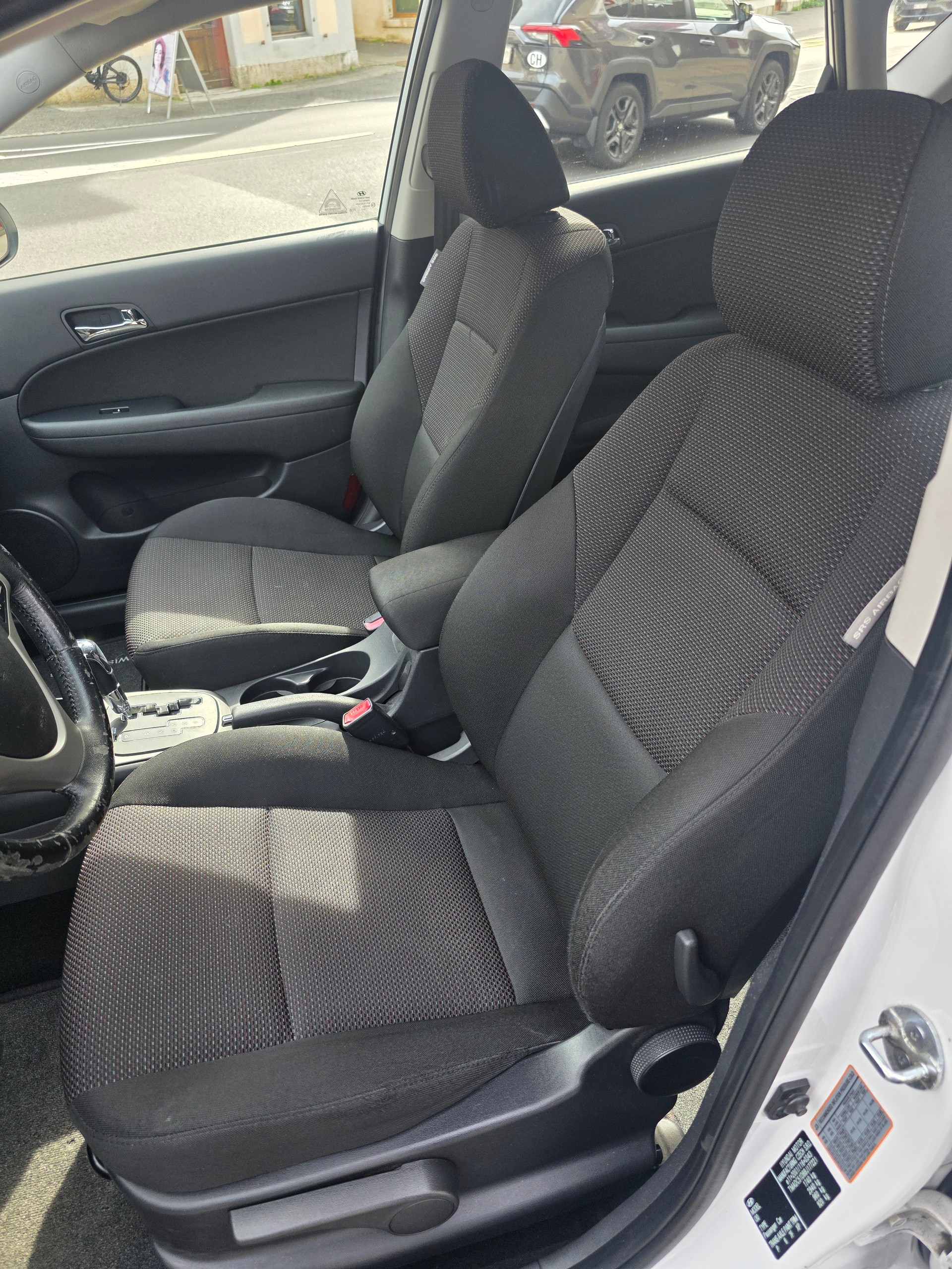 HYUNDAI i30 1.6 Swiss Plus Edition Automatic-image-8