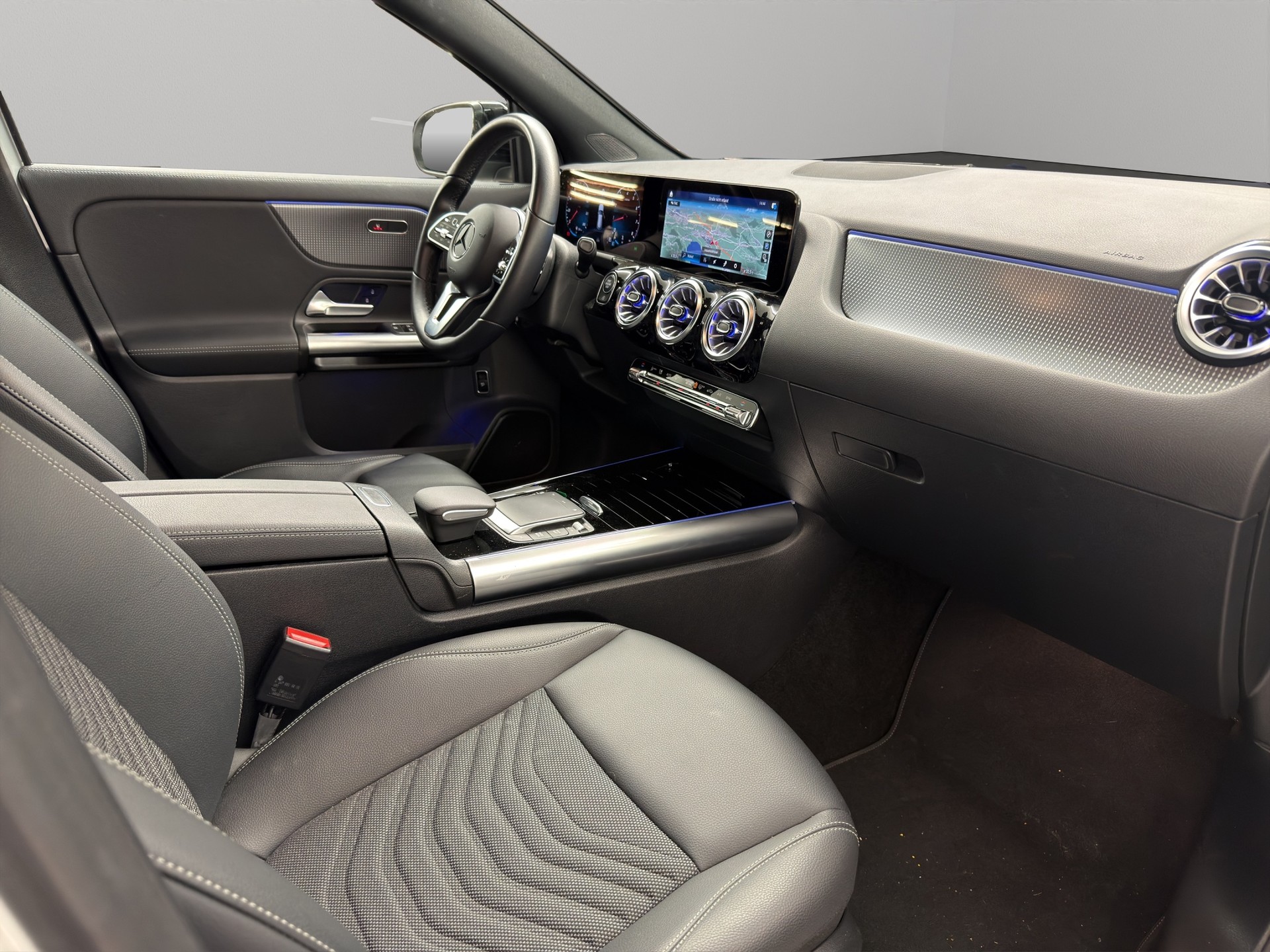 MERCEDES-BENZ GLA-Klasse GLA 200 Progressive 4matic-image-11