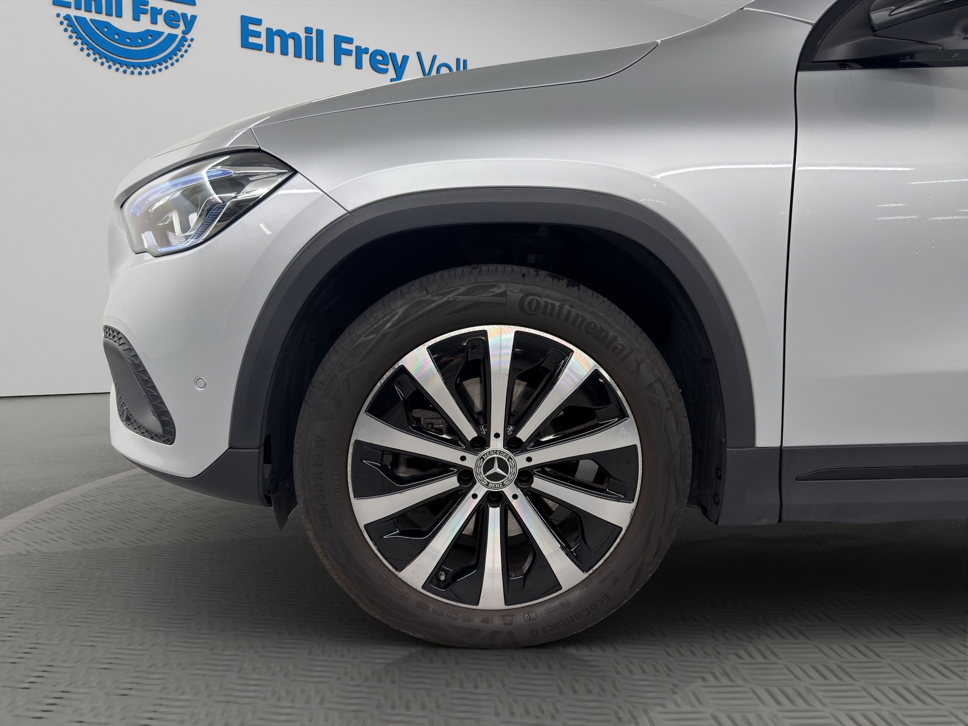 MERCEDES-BENZ GLA-Klasse GLA 200 Progressive 4matic-image-3