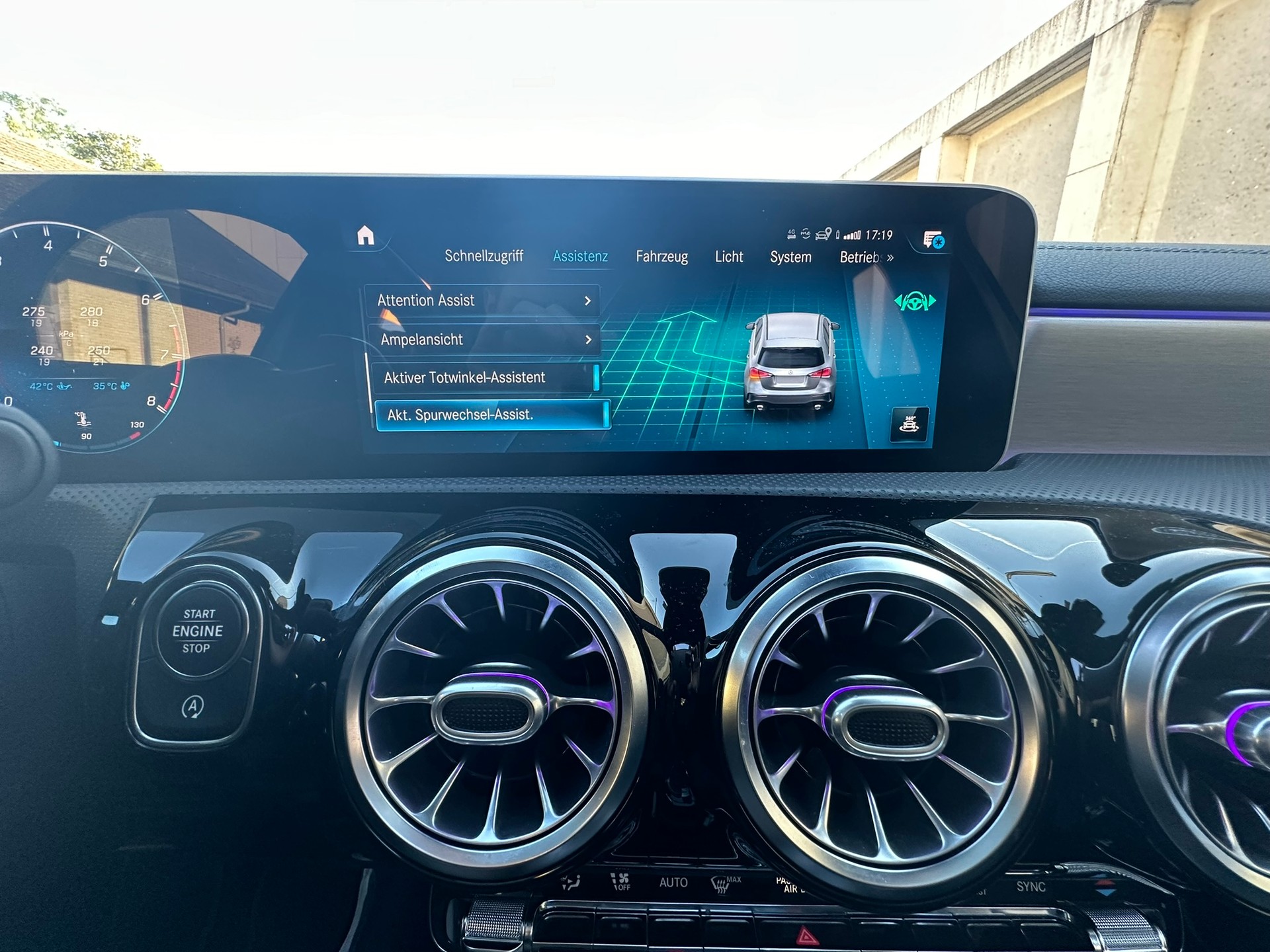 MERCEDES-BENZ A 35 AMG 4matic-image-3