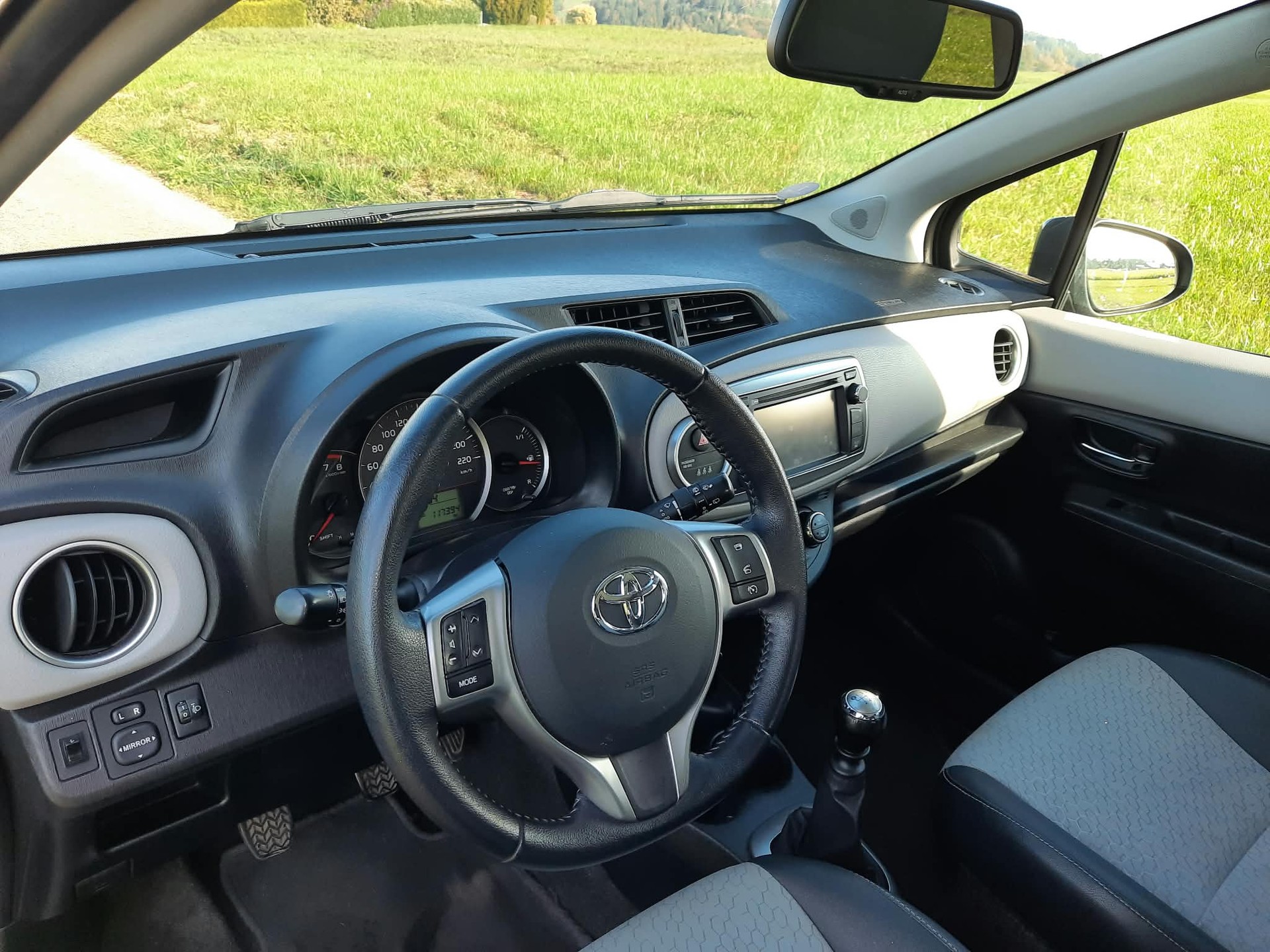 TOYOTA Yaris 1.33 Sol Premium-image-8