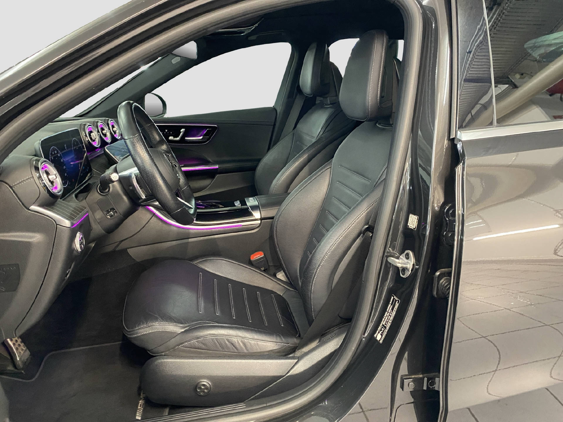 MERCEDES-BENZ C 220 d AMG Line-image-6