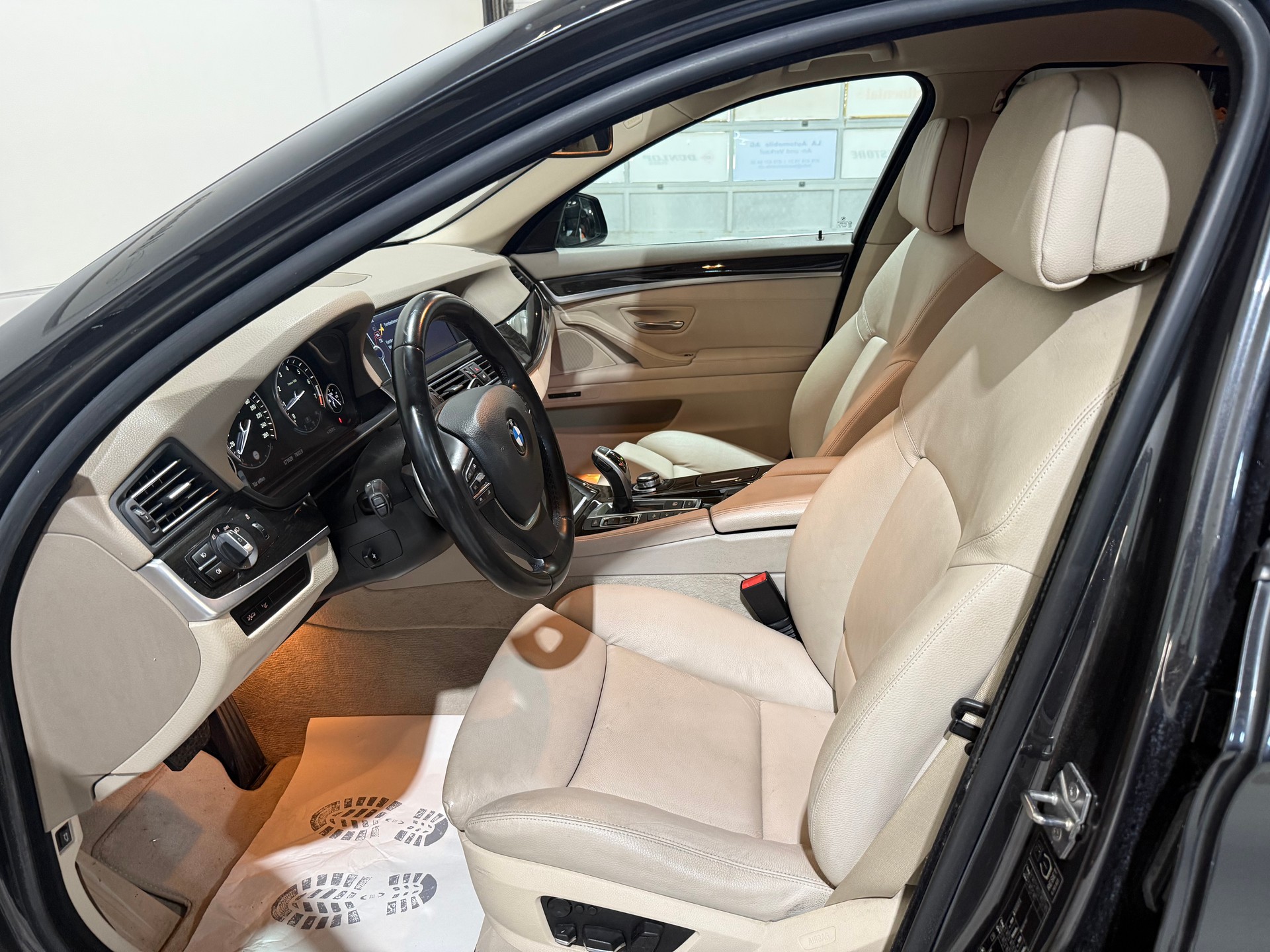 BMW 528i xDrive Steptronic-image-12