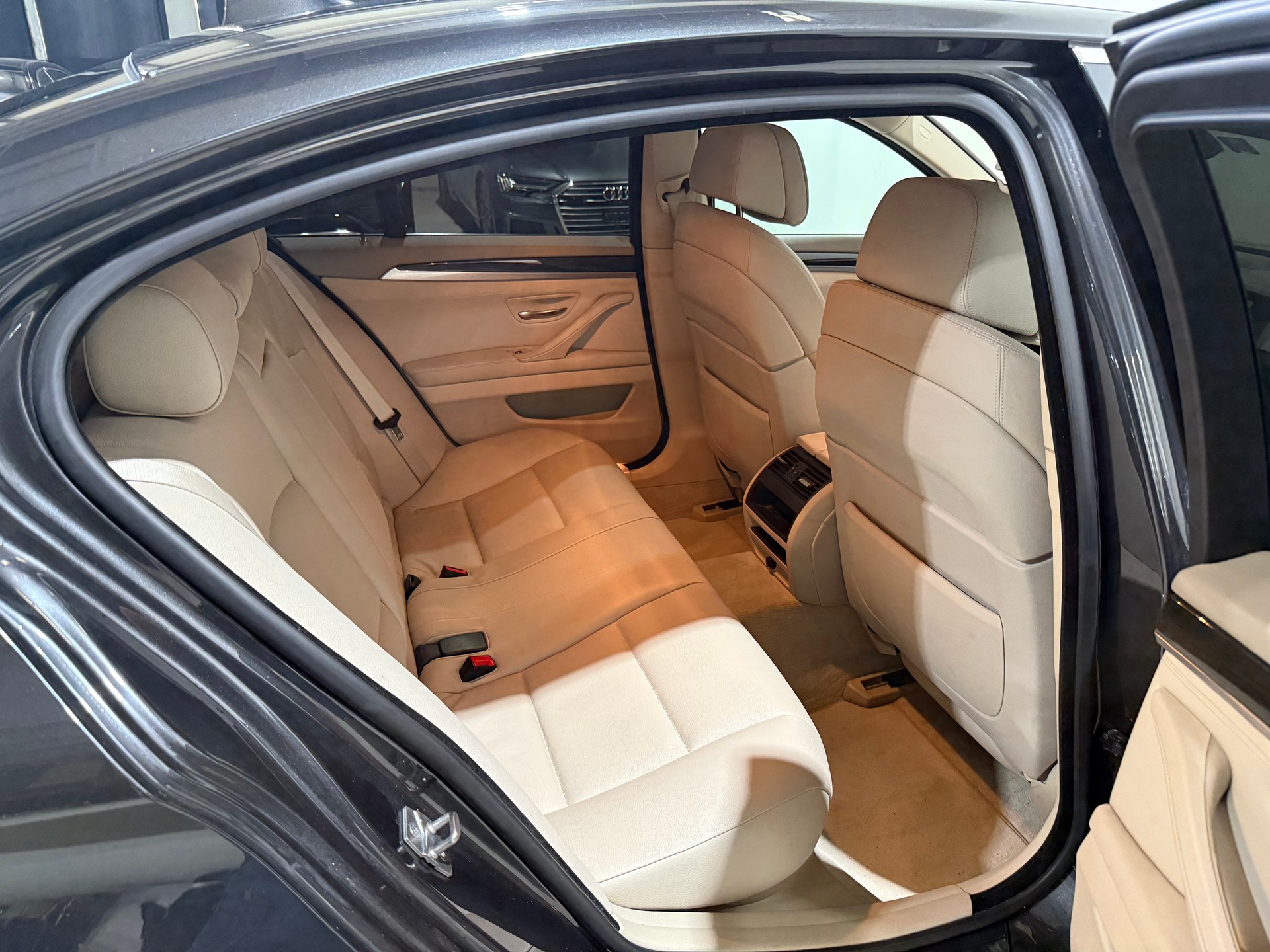 BMW 528i xDrive Steptronic-image-14