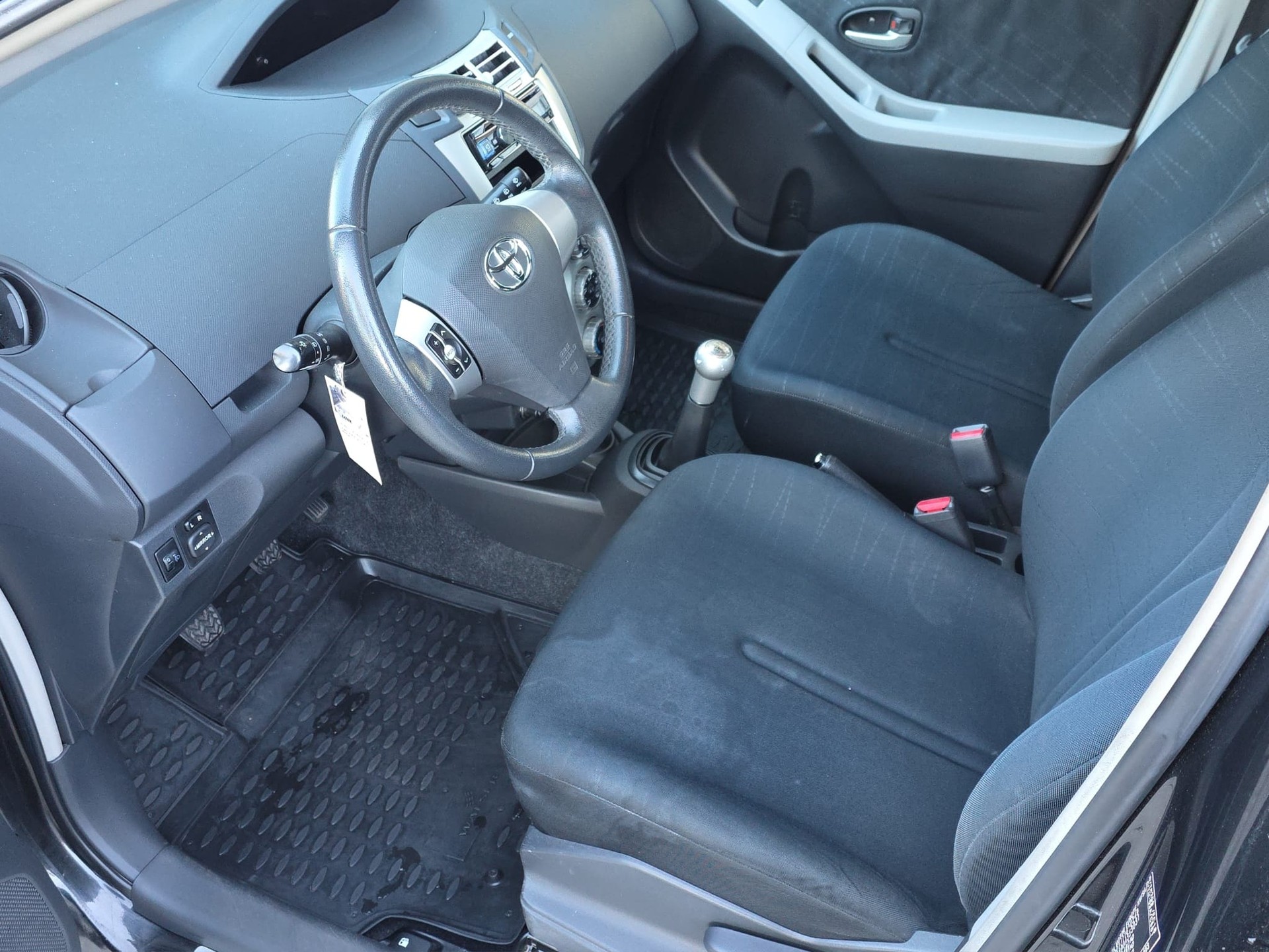 TOYOTA Yaris 1.3 Linea Sol-image-8