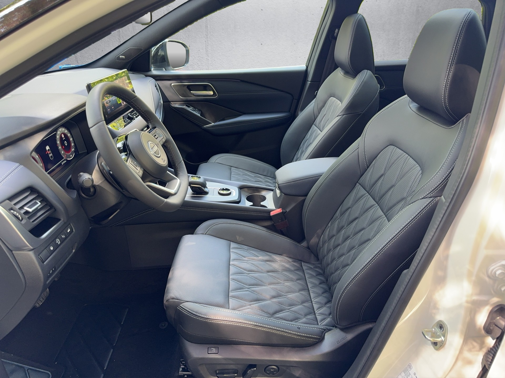NISSAN Qashqai 1.3 MHEV Tekna+ 4x4-image-8