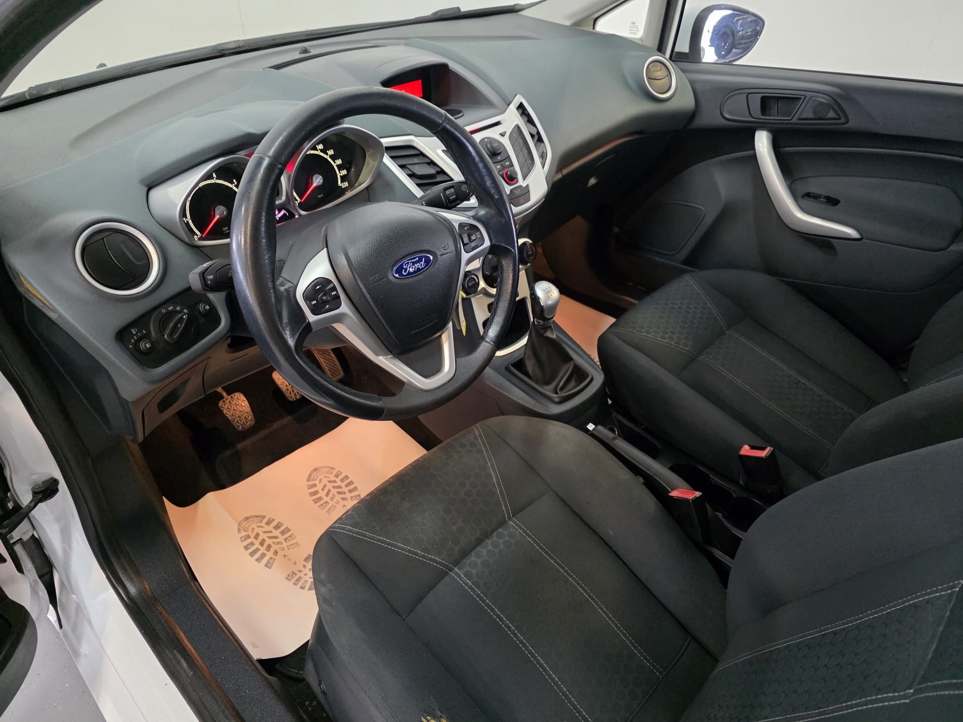 FORD Fiesta 1.6 16V Titanium-image-18