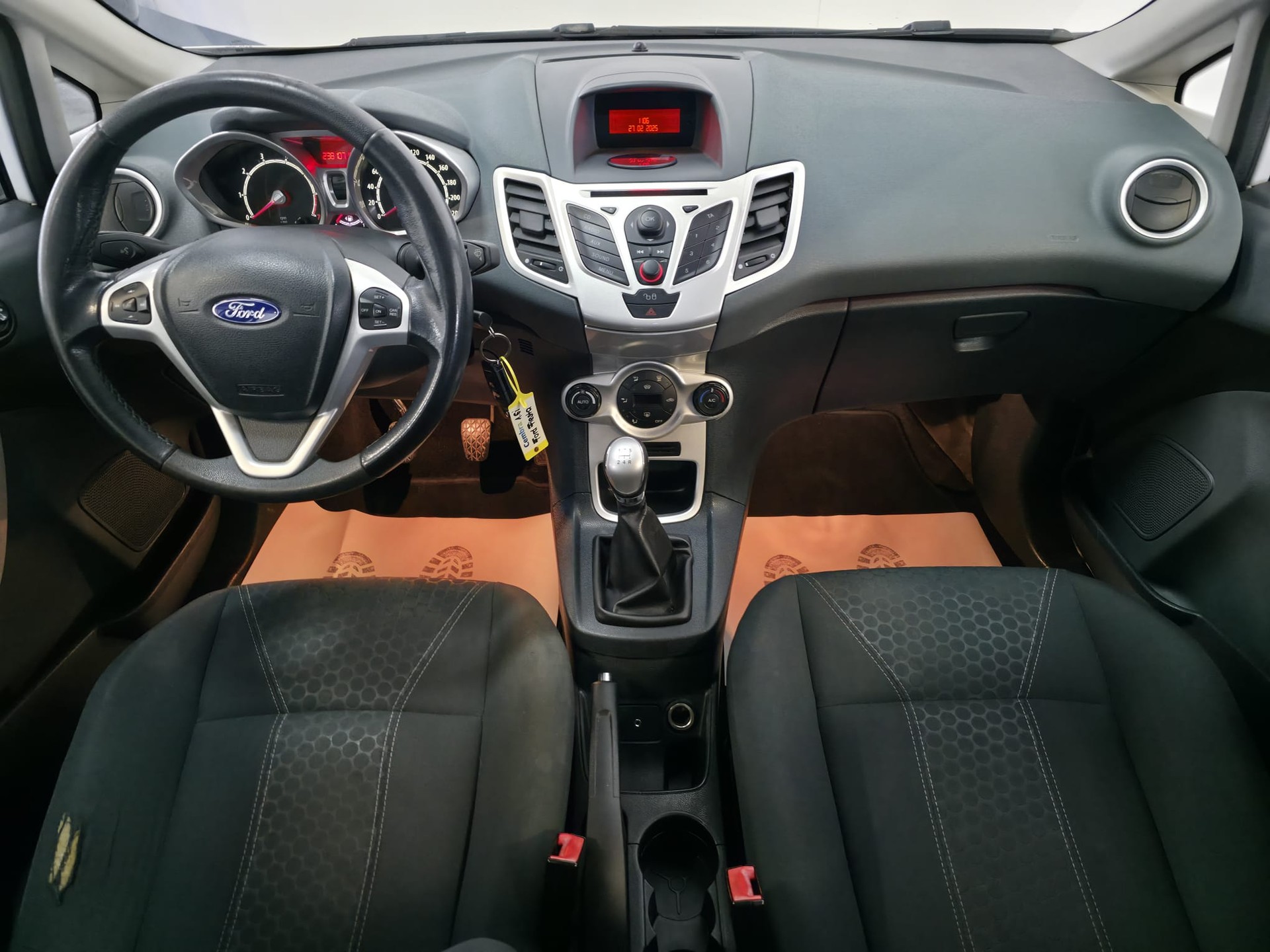 FORD Fiesta 1.6 16V Titanium-image-16