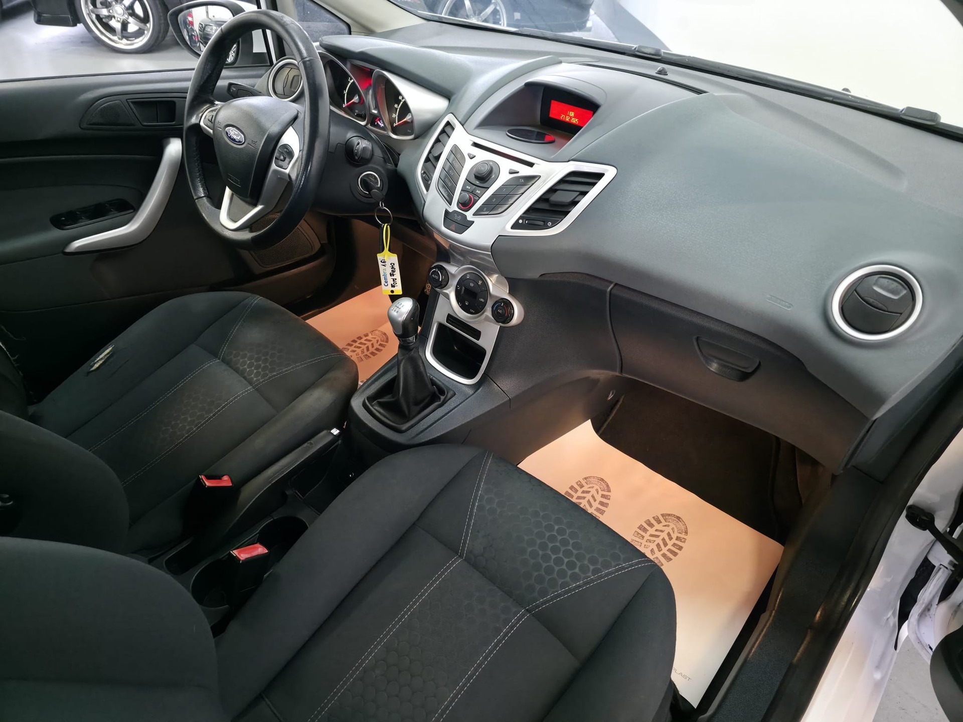 FORD Fiesta 1.6 16V Titanium-image-17