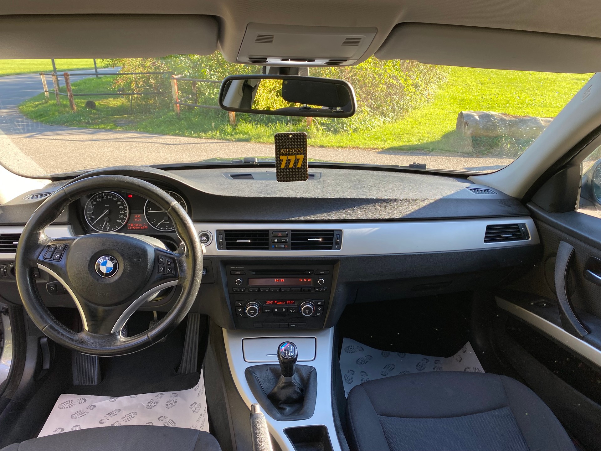 BMW 320d Touring-image-6