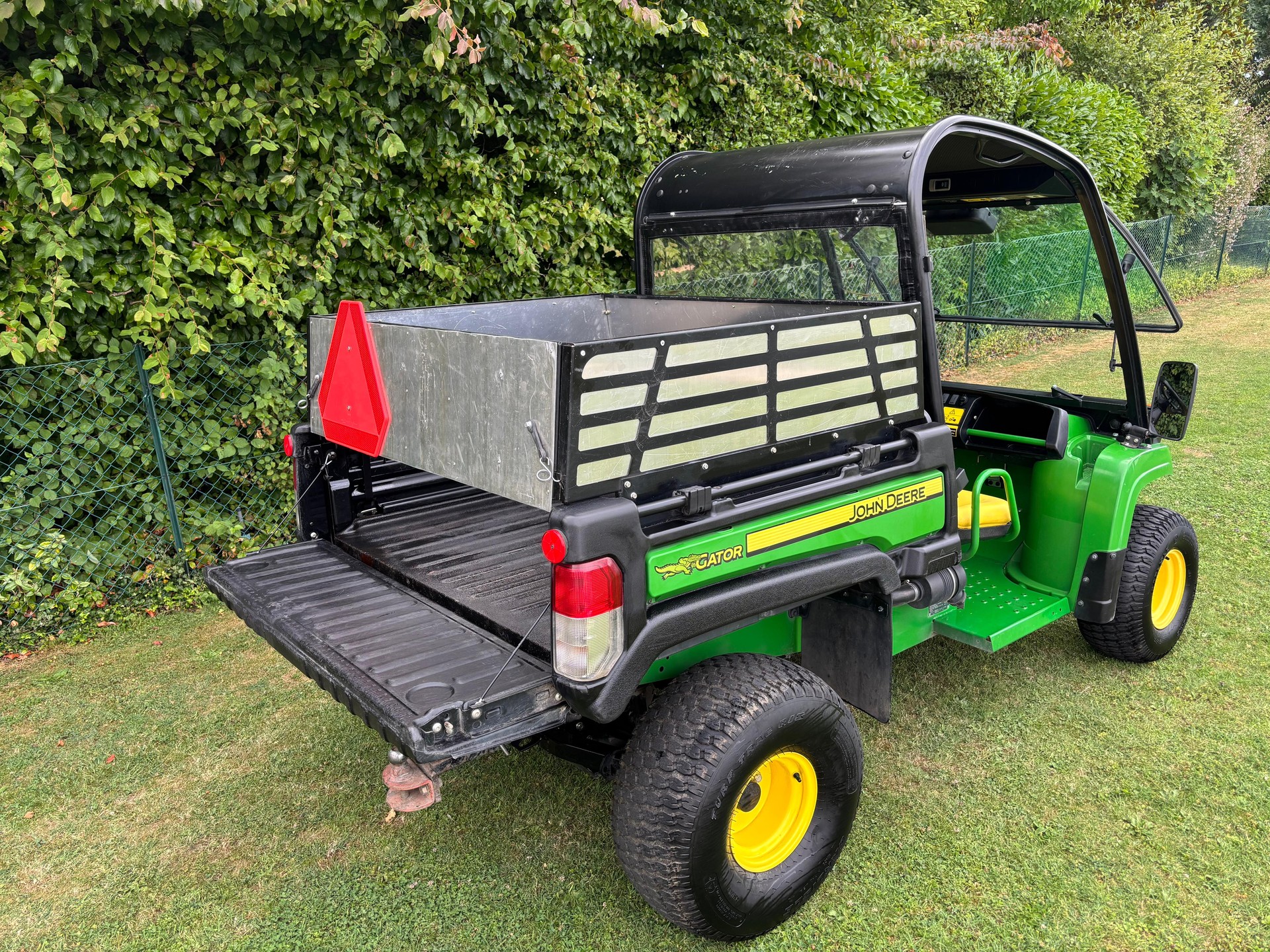 John Deere Gator-showroom-element-2