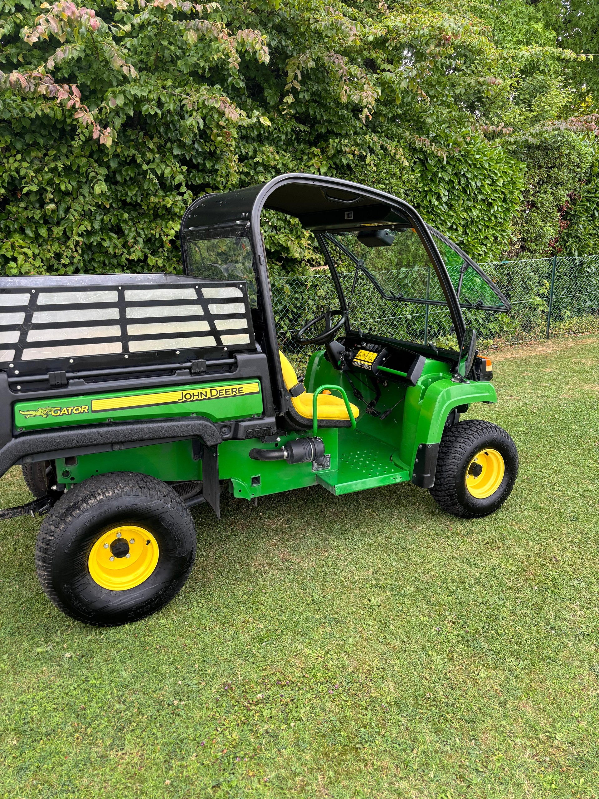 John Deere Gator-showroom-element-1
