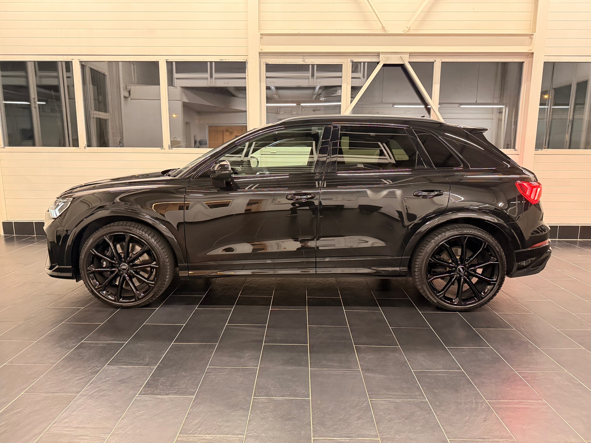 AUDI RS Q3 2.5 TFSI quattro S tronic-showroom-element-2