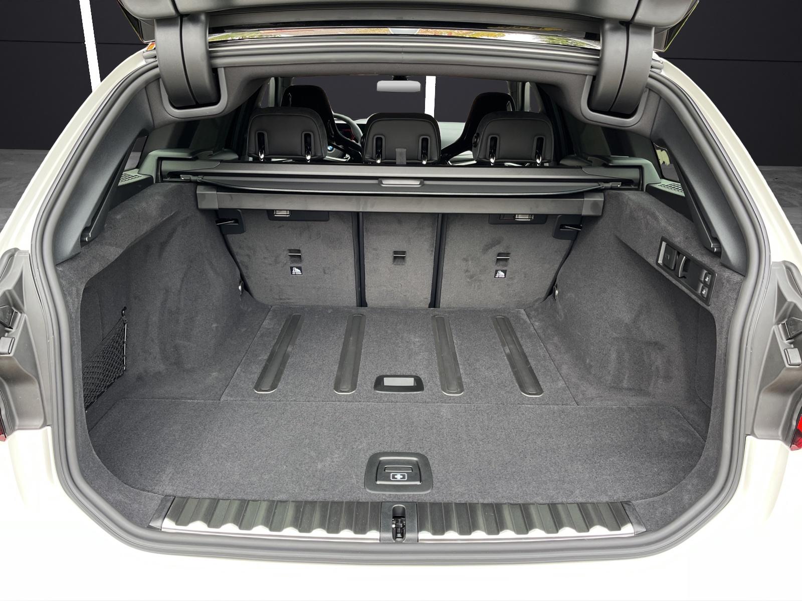 BMW M3 Competition xDrive Touring-image-9