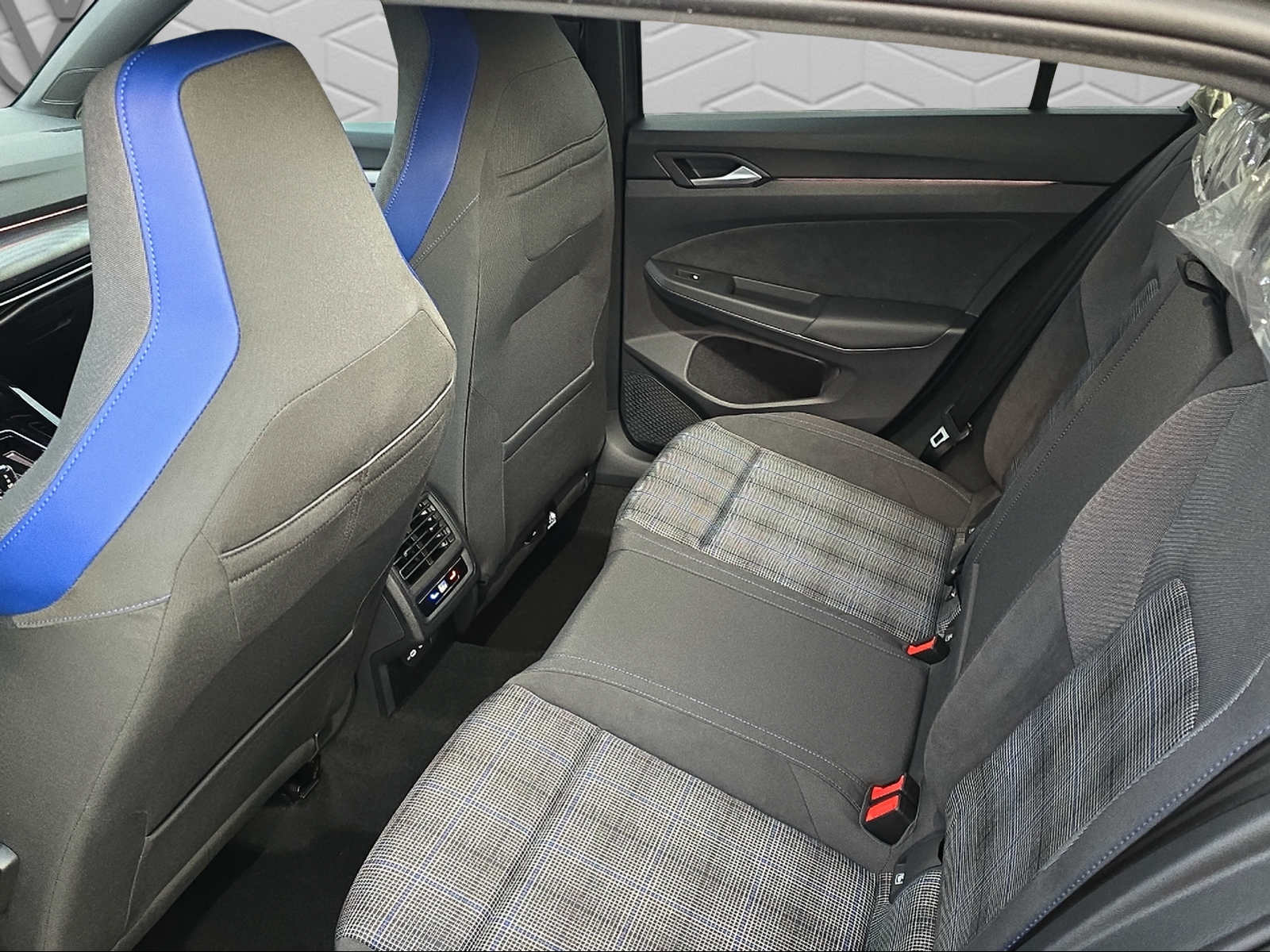 VW VW Golf GTE-image-12