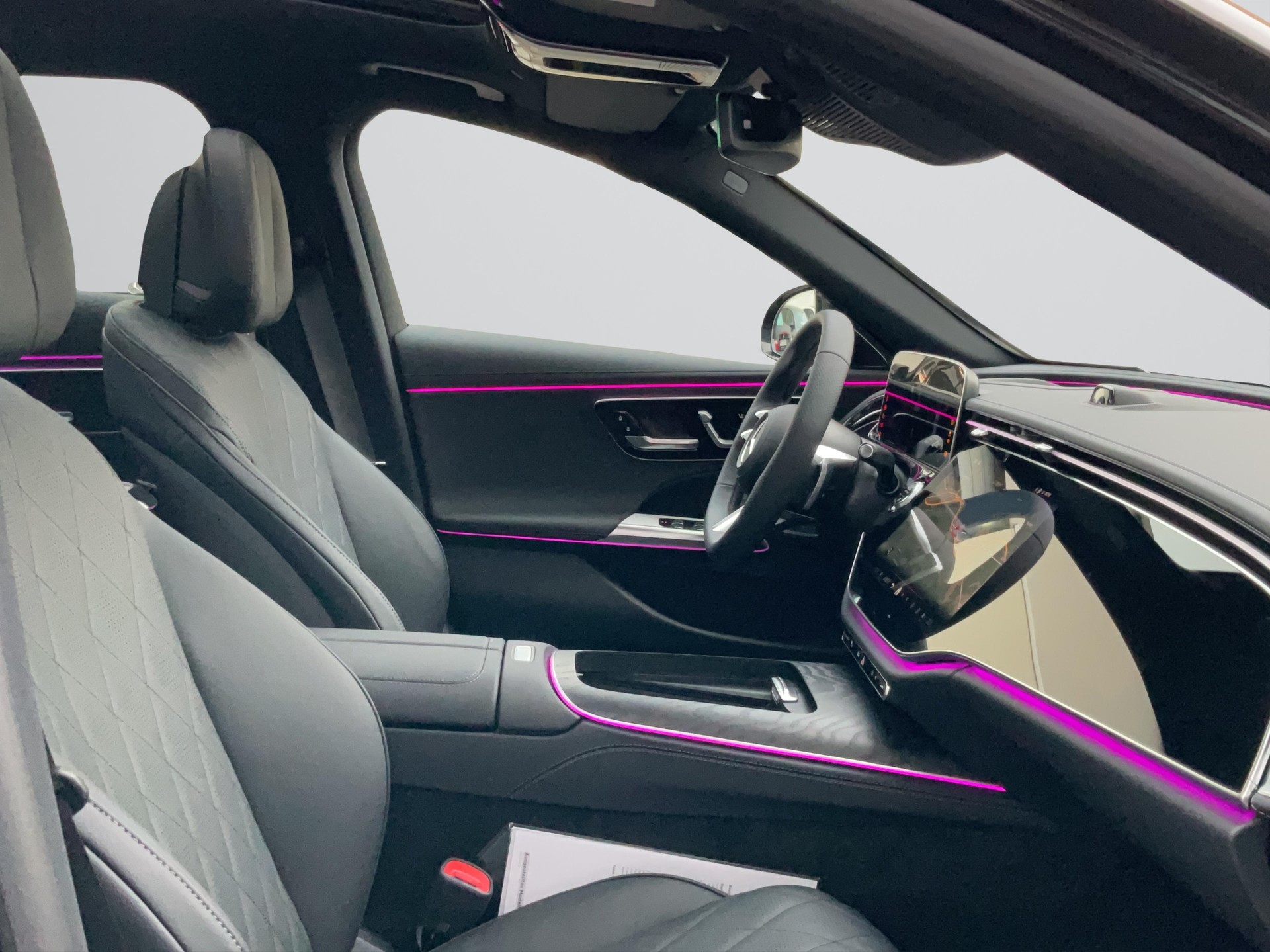 MERCEDES-BENZ E 220 d Kombi AMG Line-image-6