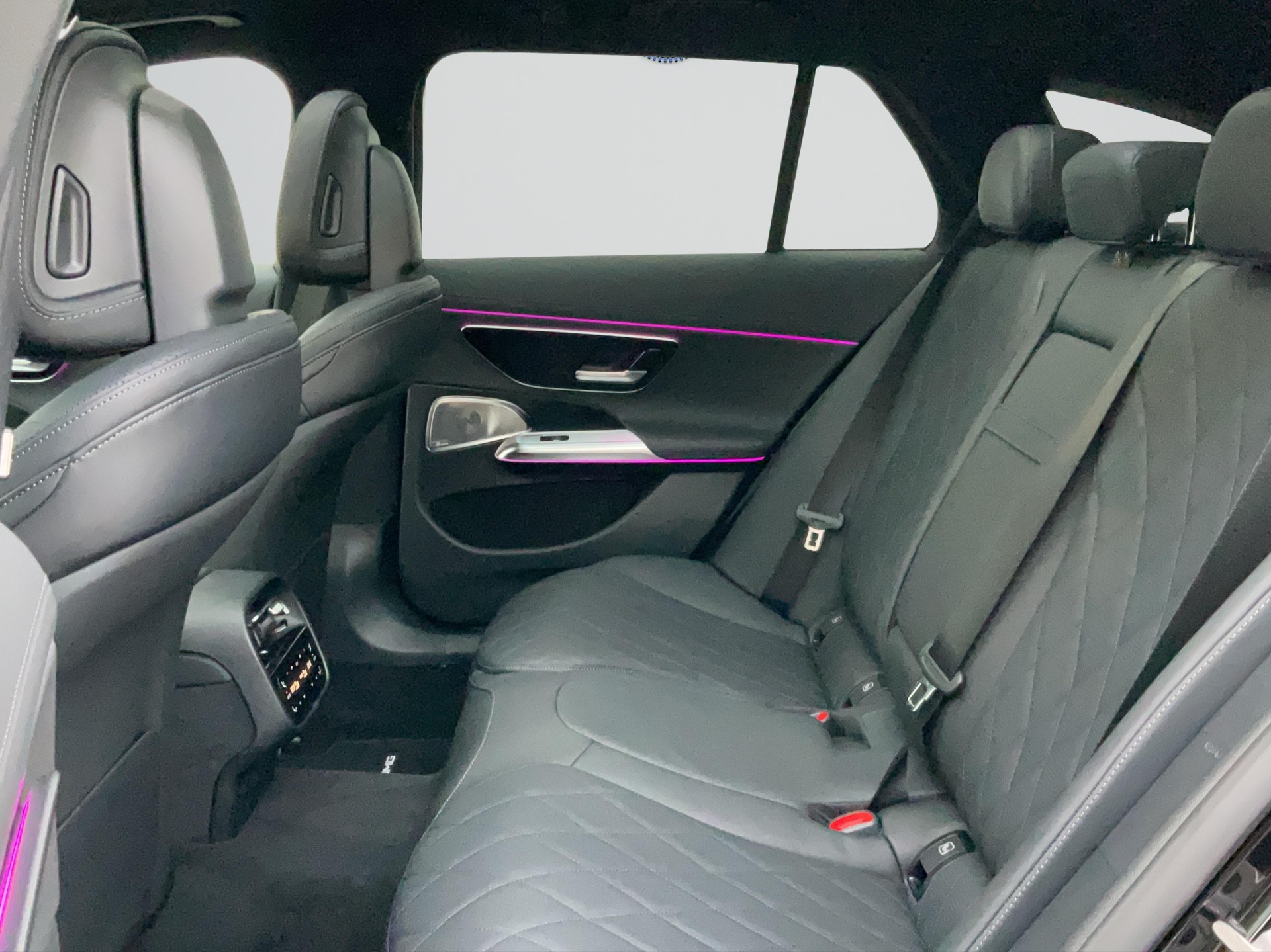 MERCEDES-BENZ E 220 d Kombi AMG Line-image-7