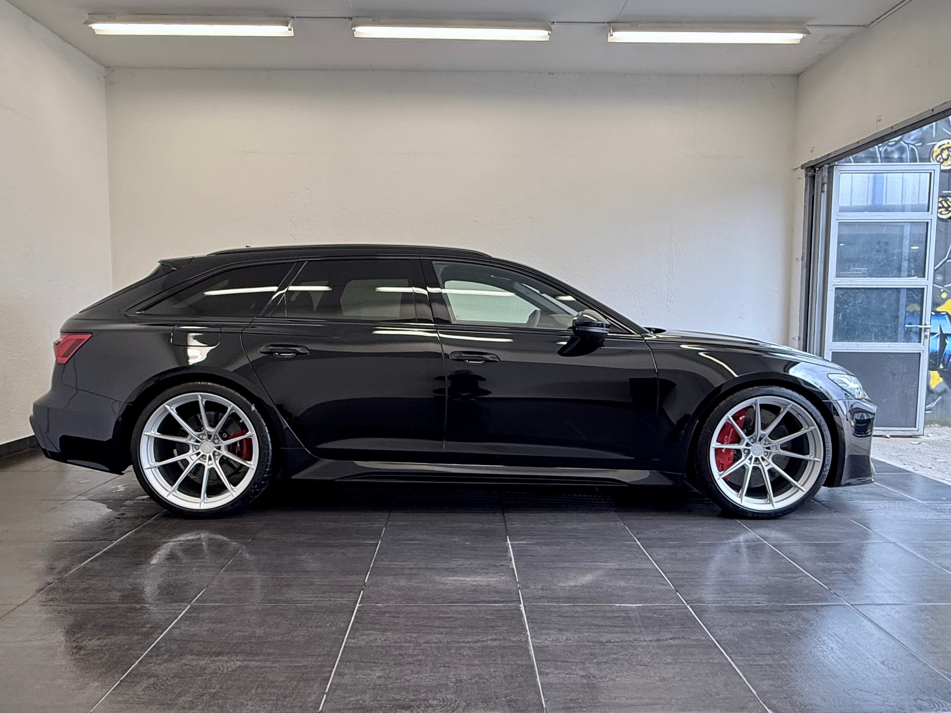 AUDI RS6 Avant-image-27