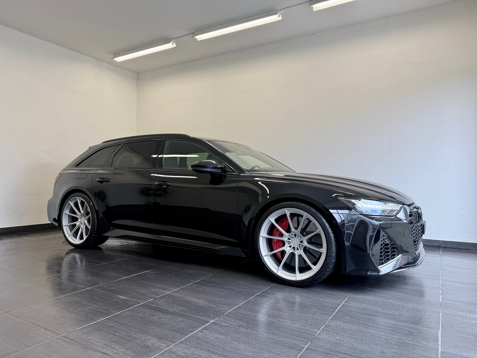 AUDI RS6 Avant-image-25