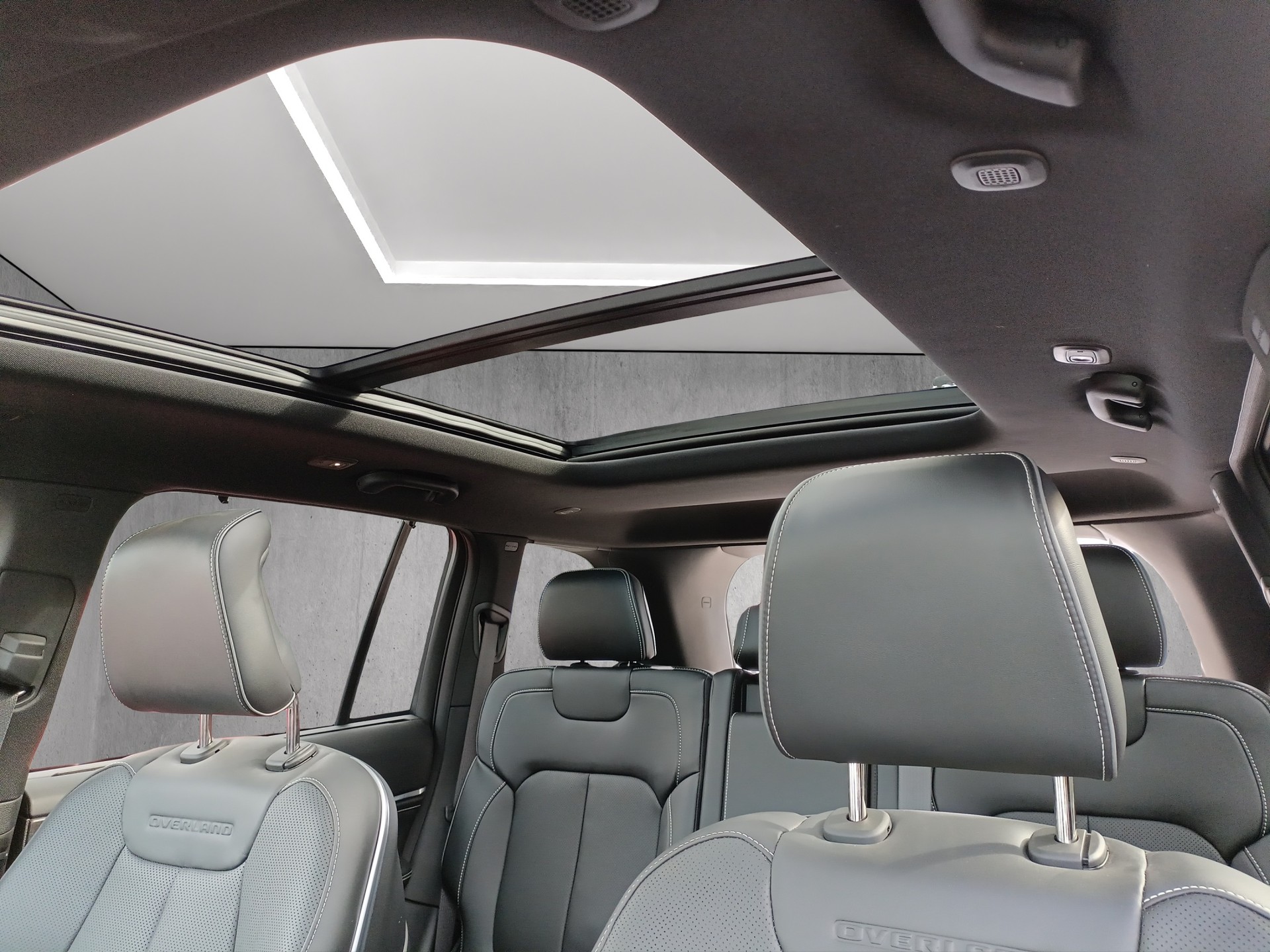 JEEP Grand Cherokee 5.7 364cv V8 Overlan-image-12
