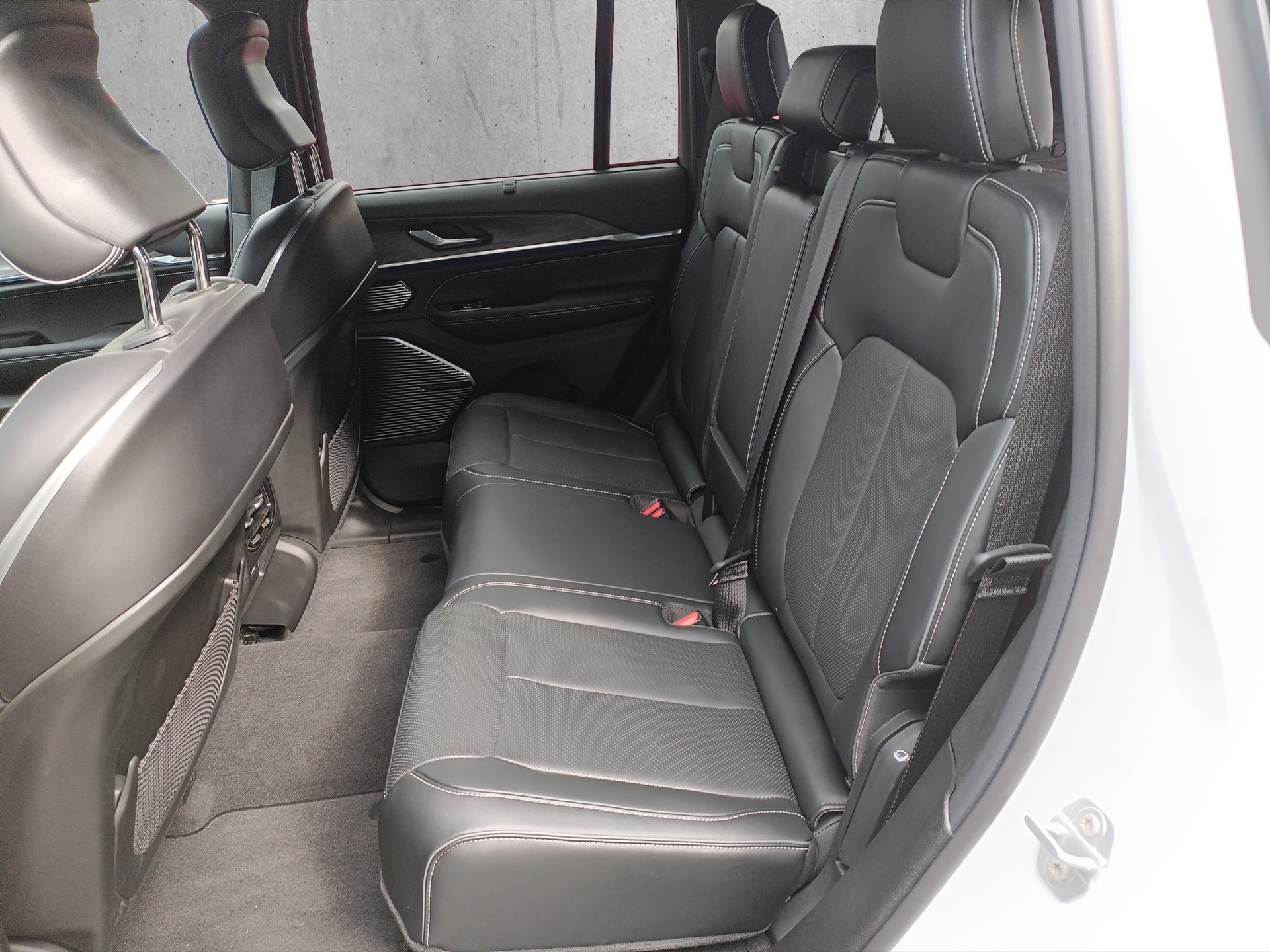 JEEP Grand Cherokee 5.7 364cv V8 Overlan-image-11