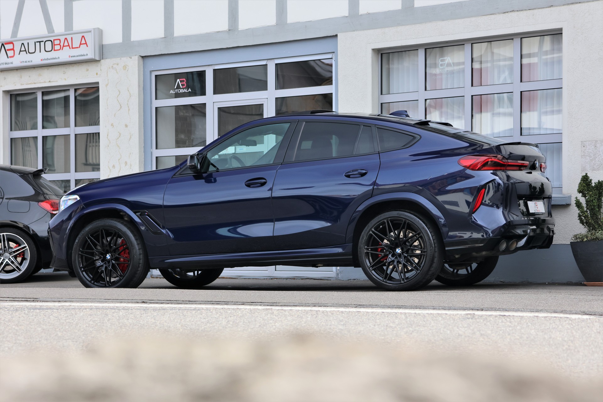 BMW X6M Steptronic M Competition (CH) "Tansanitblau"-image-3