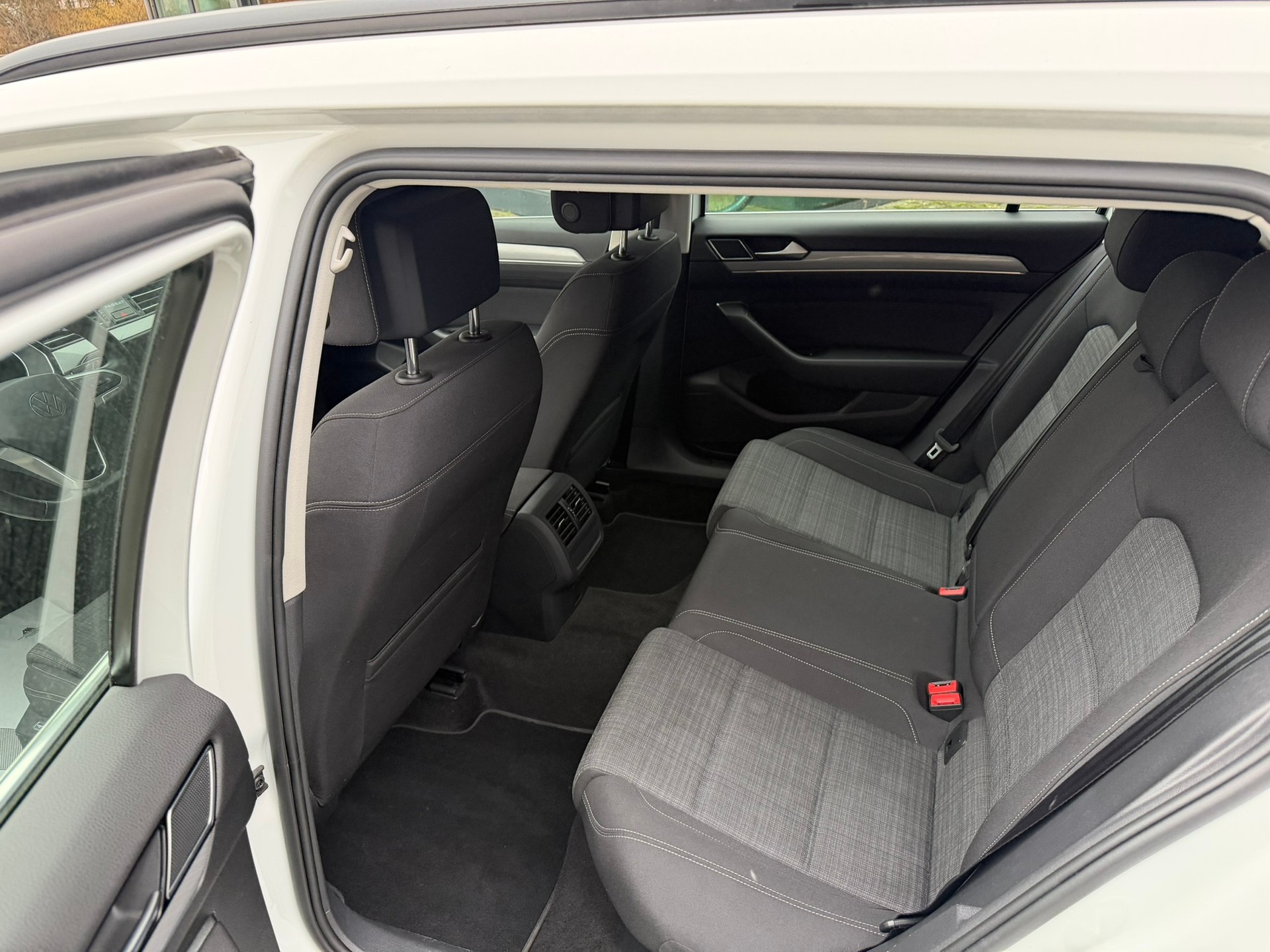 VW Passat Variant 2.0 TDI DSG-image-10