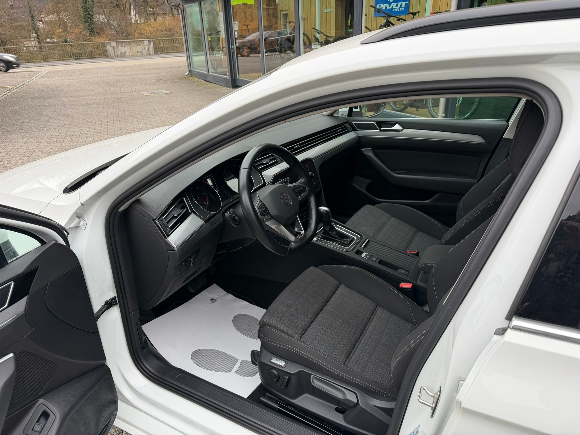 VW Passat Variant 2.0 TDI DSG-image-8