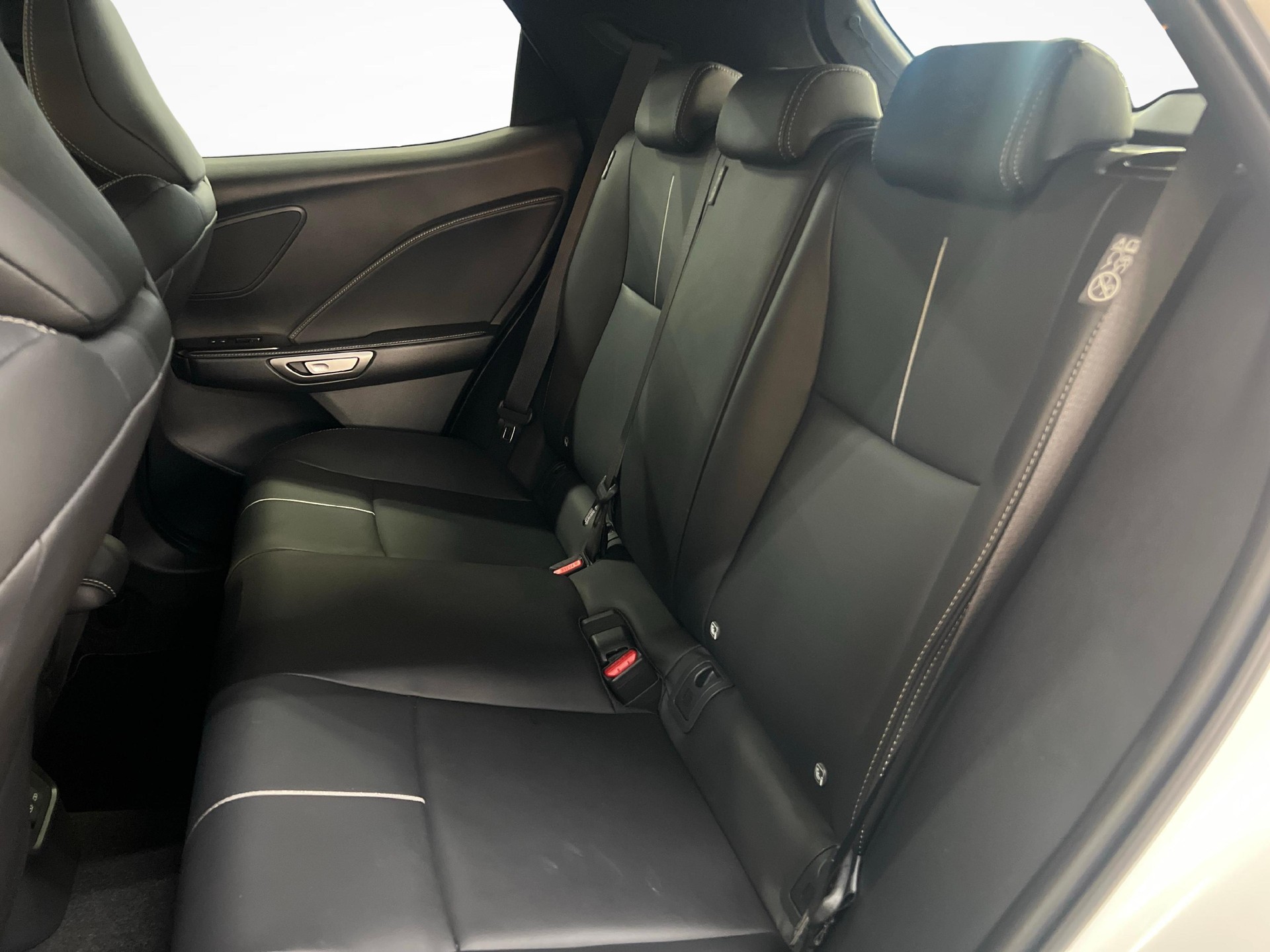 LEXUS LBX 1.5 Hybrid Relax AWD-image-10