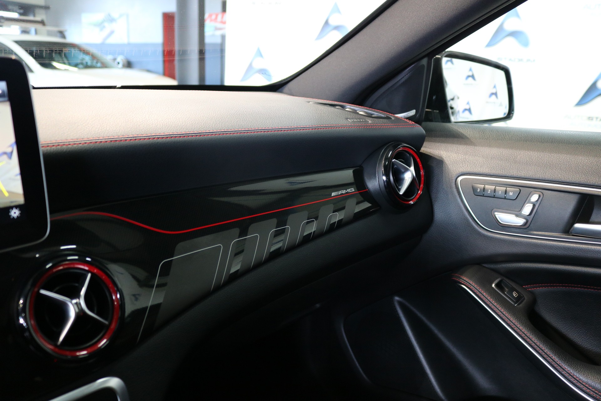 MERCEDES-BENZ GLA 45 AMG Night Edition 4Matic 7G-DCT-image-36