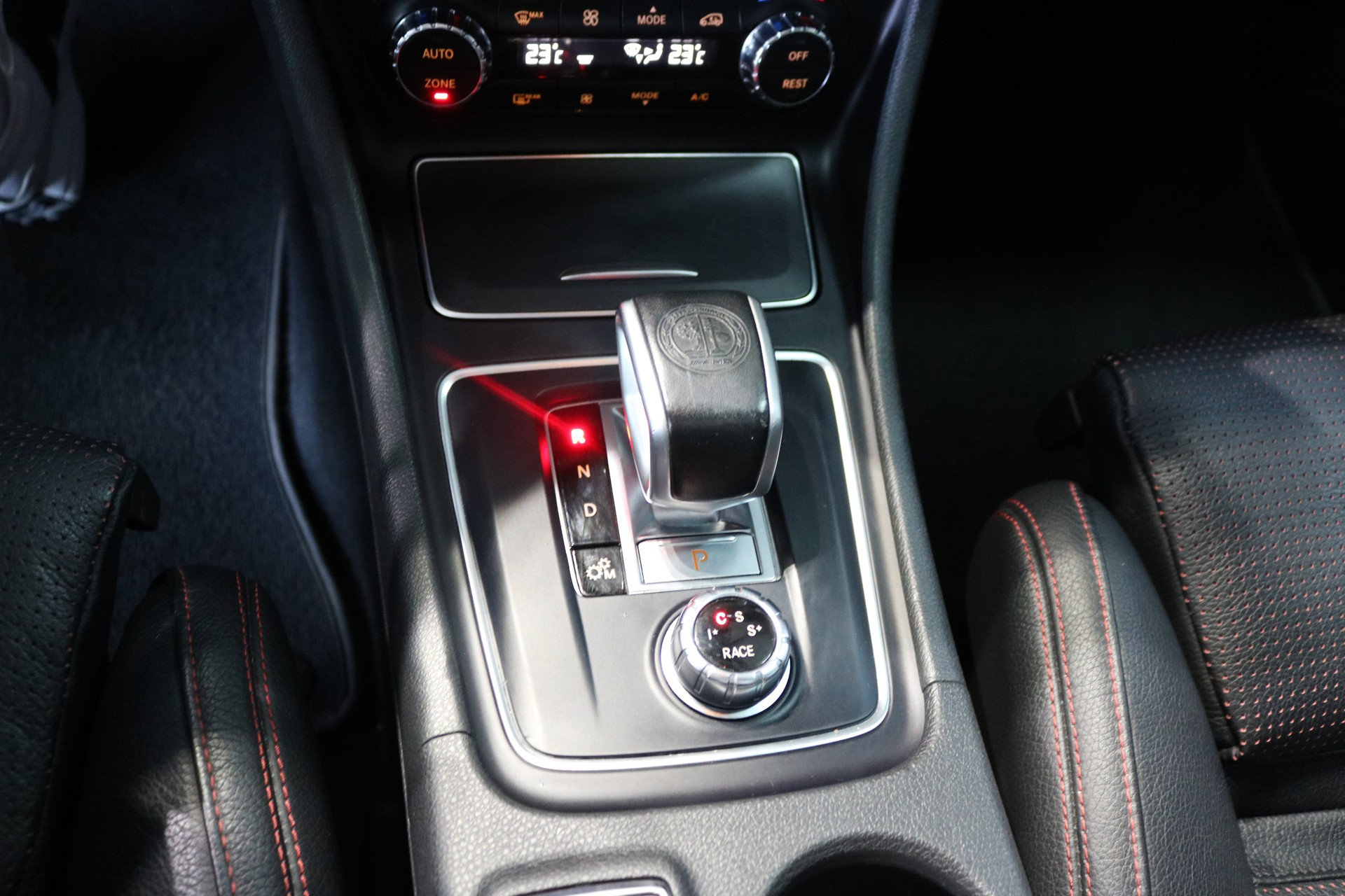 MERCEDES-BENZ GLA 45 AMG Night Edition 4Matic 7G-DCT-image-37