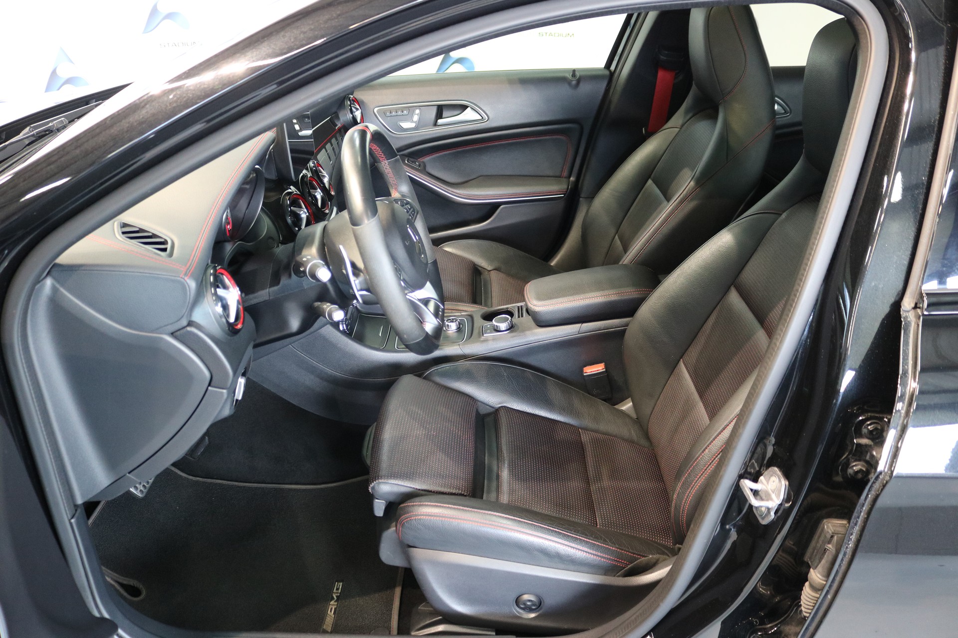 MERCEDES-BENZ GLA 45 AMG Night Edition 4Matic 7G-DCT-showroom-element-3