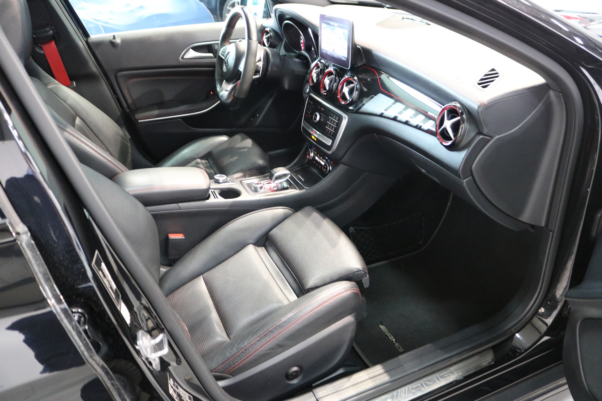 MERCEDES-BENZ GLA 45 AMG Night Edition 4Matic 7G-DCT-image-45