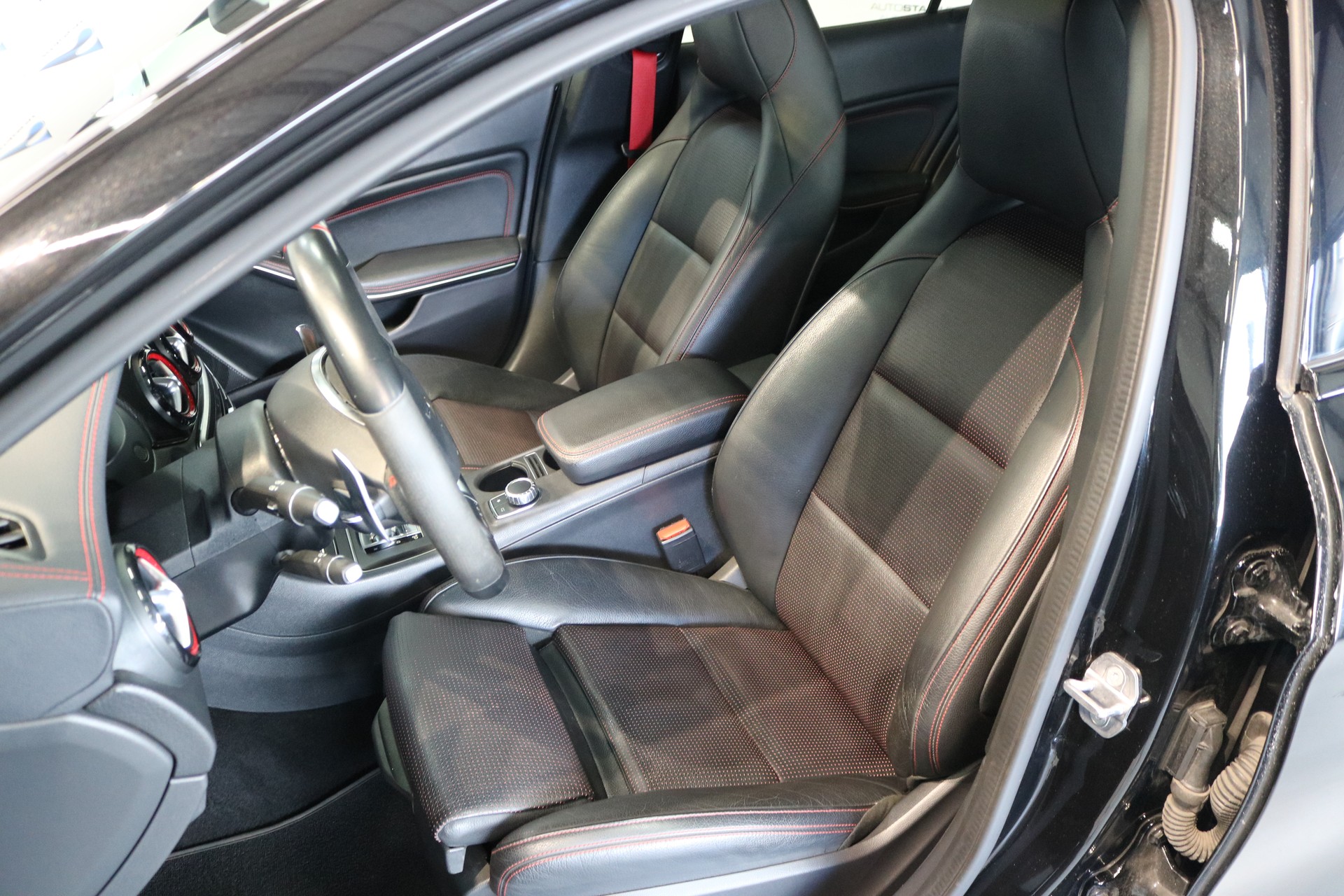 MERCEDES-BENZ GLA 45 AMG Night Edition 4Matic 7G-DCT-showroom-element-1