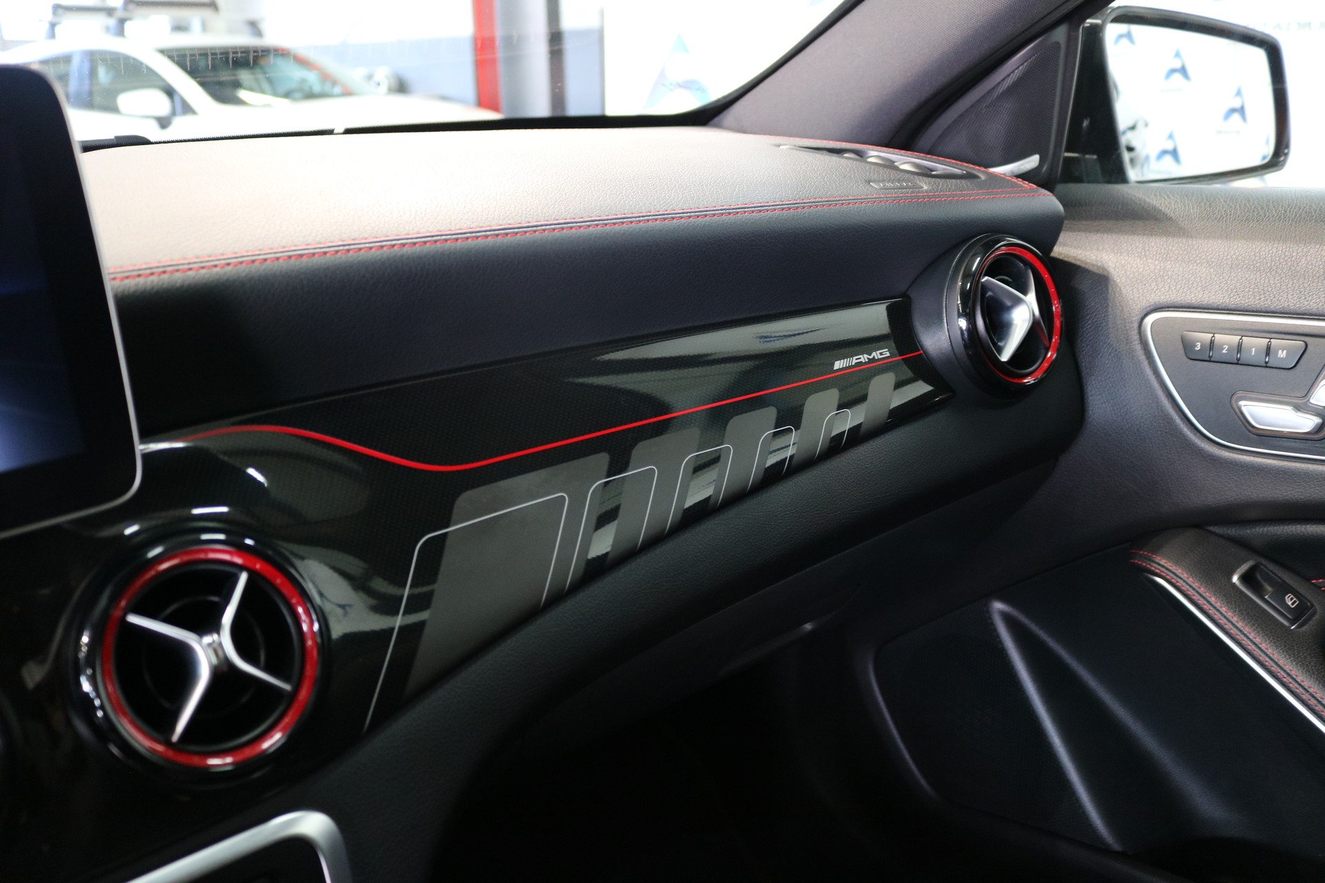 MERCEDES-BENZ GLA 45 AMG Night Edition 4Matic 7G-DCT-image-39