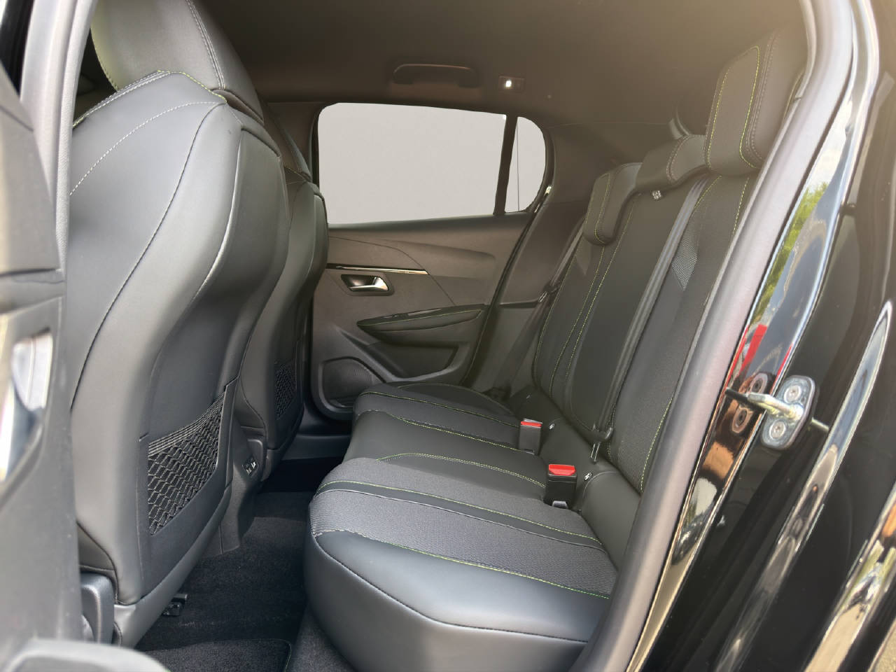 PEUGEOT 208 1.2 Hybrid 145 GT-image-9